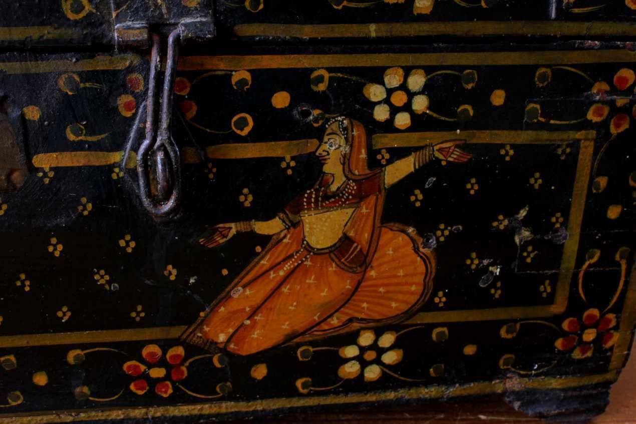 Indian Rajastani Hand Painted Wood Marriage Dowry Box. 19th Century. photo vinterior