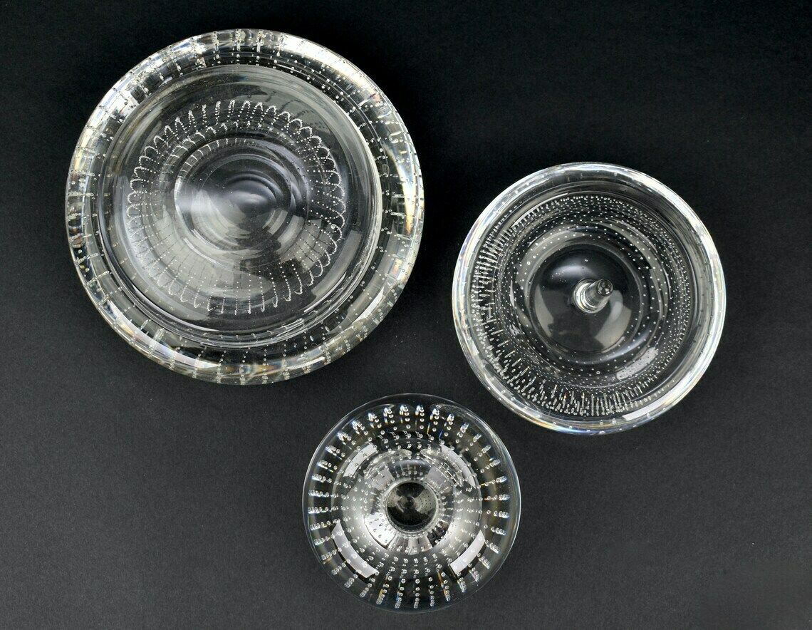 photo furniture Mid Century Bullicante Vanity Set Van A.D. Copier Voor Glasfabriek Leerdam Crystal – "Spijker" Ringhouder, Poederdoos En Vaas – Murano Seguso