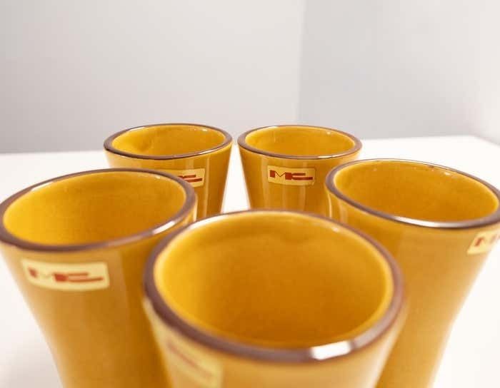 photo vintage Mid Century Yellow Carafe Set With 5 Cups In Glazed Ceramic, France 1970s