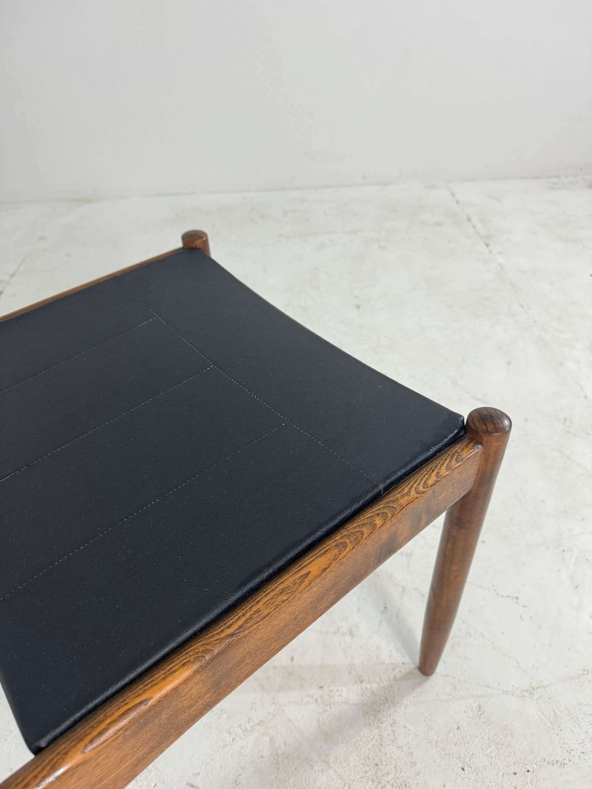 1650.0 Set Van 6 Vintage Teakhouten Eetkamerstoelen Met Zwarte Skai Bekleding photo