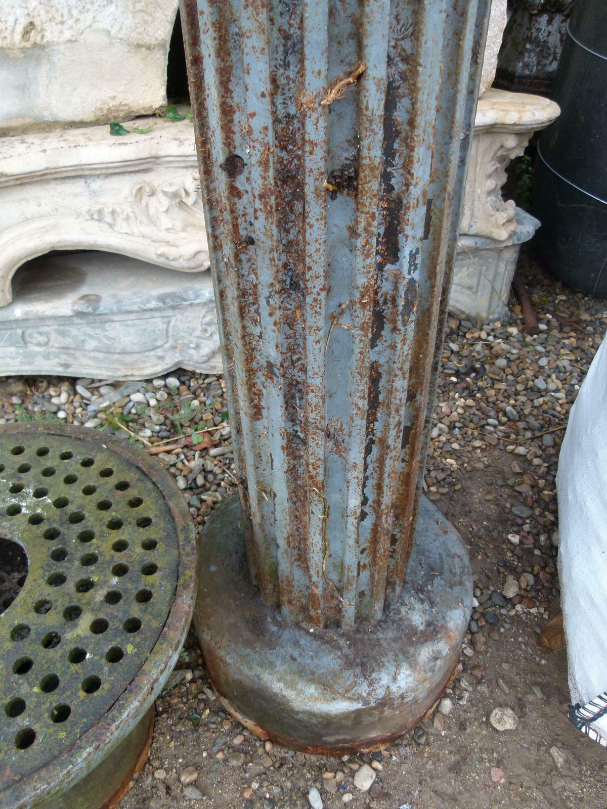 Early 20th Century Urban Cast Iron Fountain With A Low Lying Sink photo vinterior