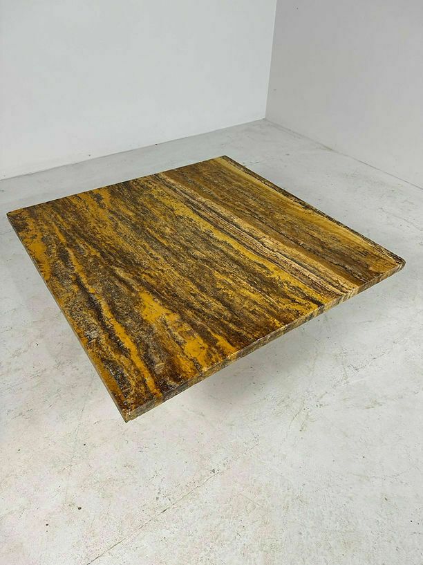 Vierkante Brutalist Salontafel Van Amberkleurig Steen