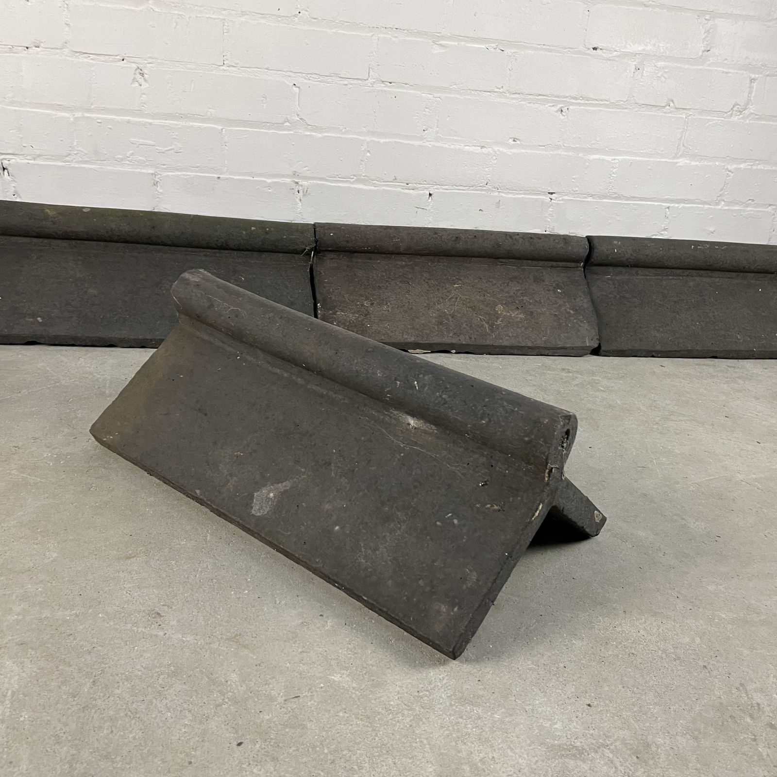 Set Of 5 Reclaimed Staffordshire Blue 105 Degree Roll Top Ridge Tiles photo Home Fixtures