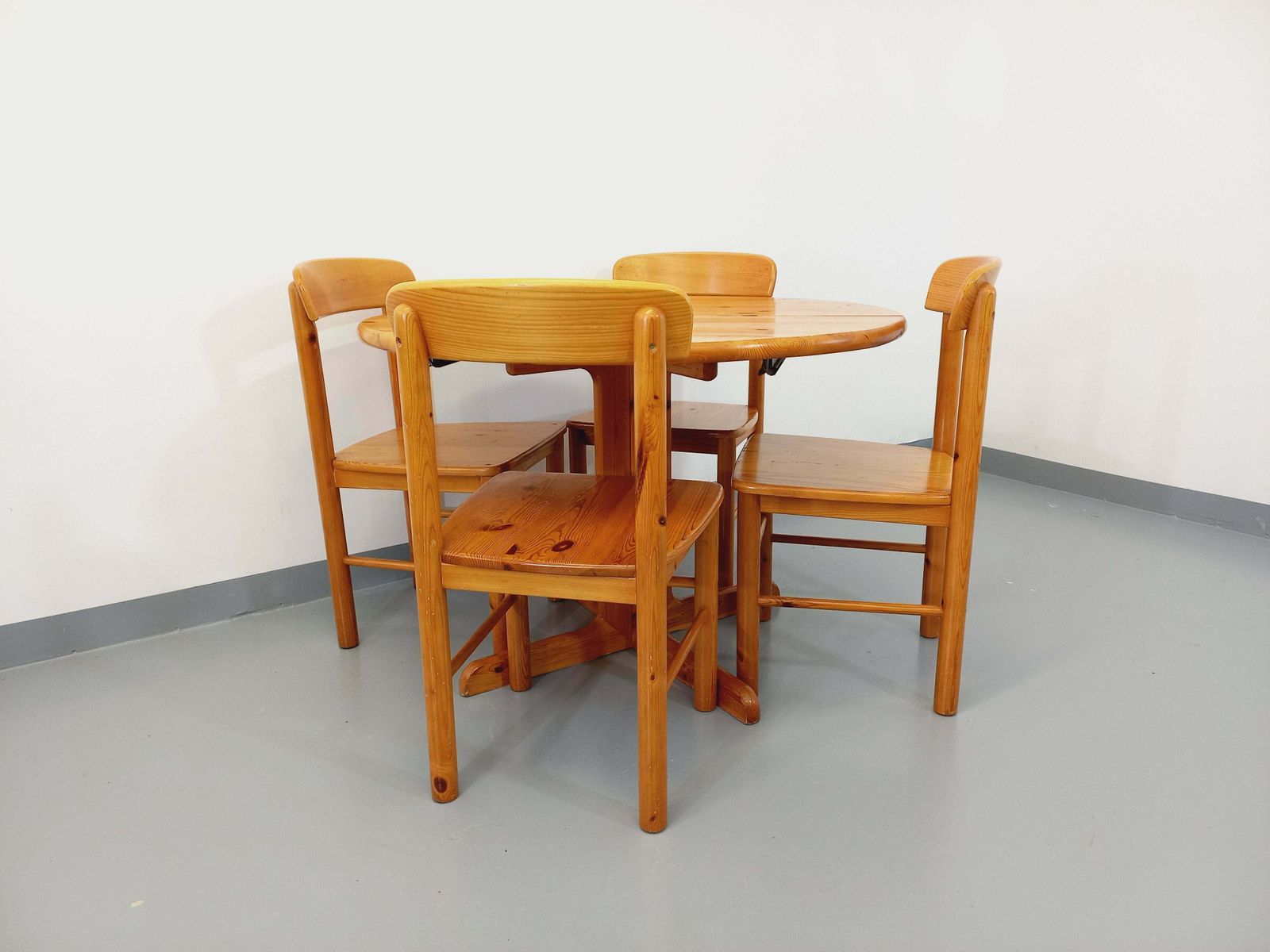 Round Table And 4 Pine Chairs, 1960s photo Furniture