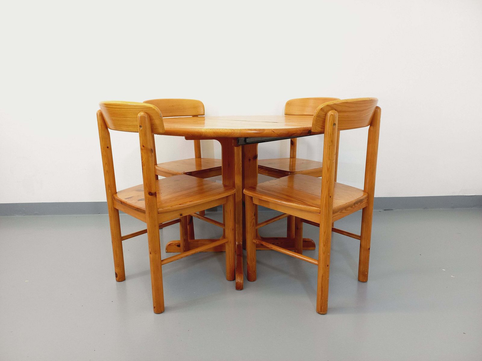 Round Table And 4 Pine Chairs, 1960s photo 1572.0