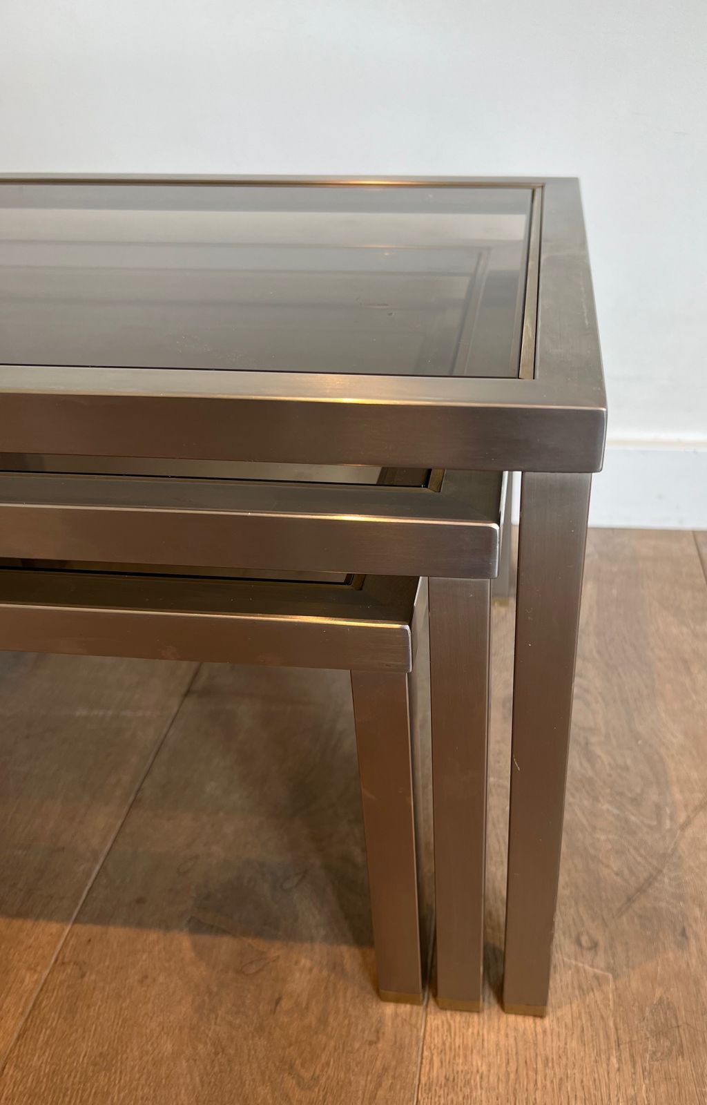 photo vintage Suite Of 3 Nesting Tables In Brushed Steel And Brass Attributed To Guy Lefèvre
