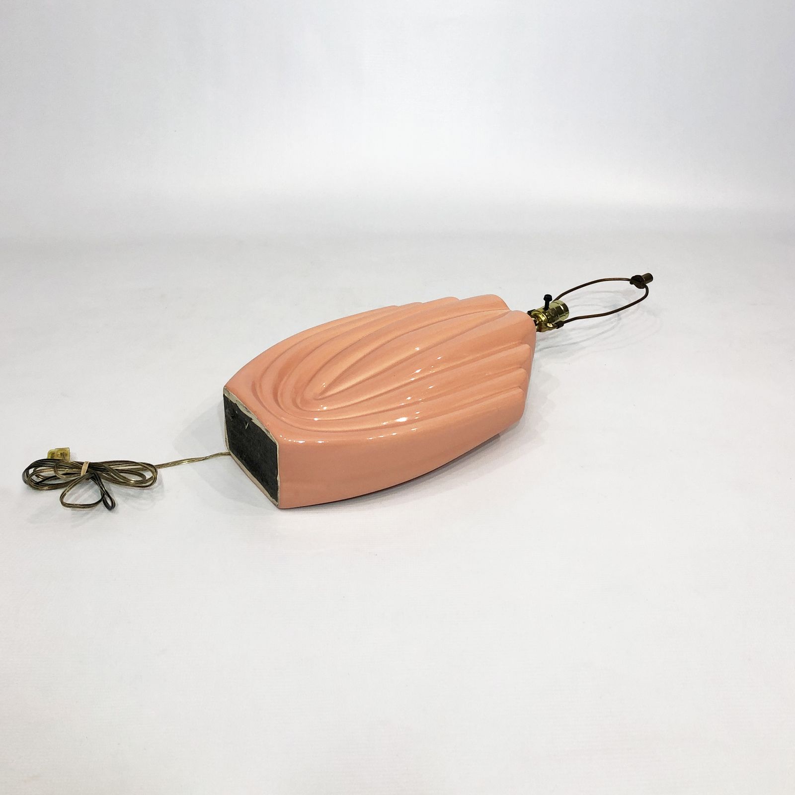 photo vinterior 1980s Salmon Pink Ceramic Table Lamp Art Deco Pastel Midcentury Golden Girls