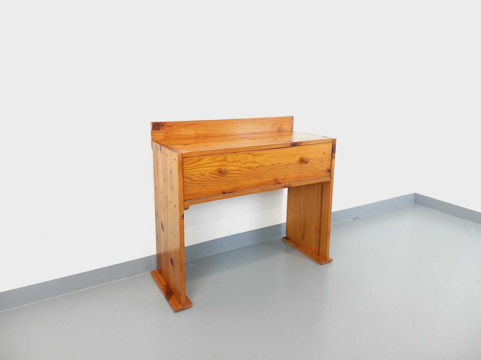 Nouveau | Bureau en pin à piètement traîneau, années 1970