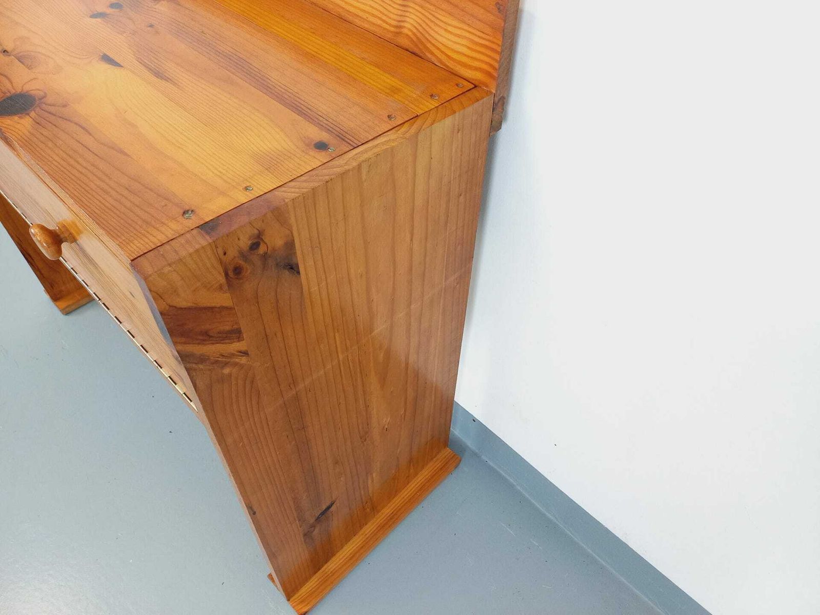 Mobilier Nouveau | Bureau en pin à piètement traîneau, années 1970 photo