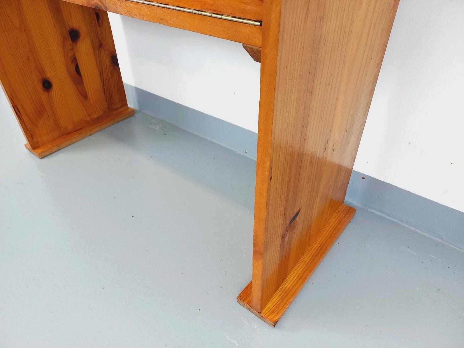photo vinterior Nouveau | Bureau en pin à piètement traîneau, années 1970