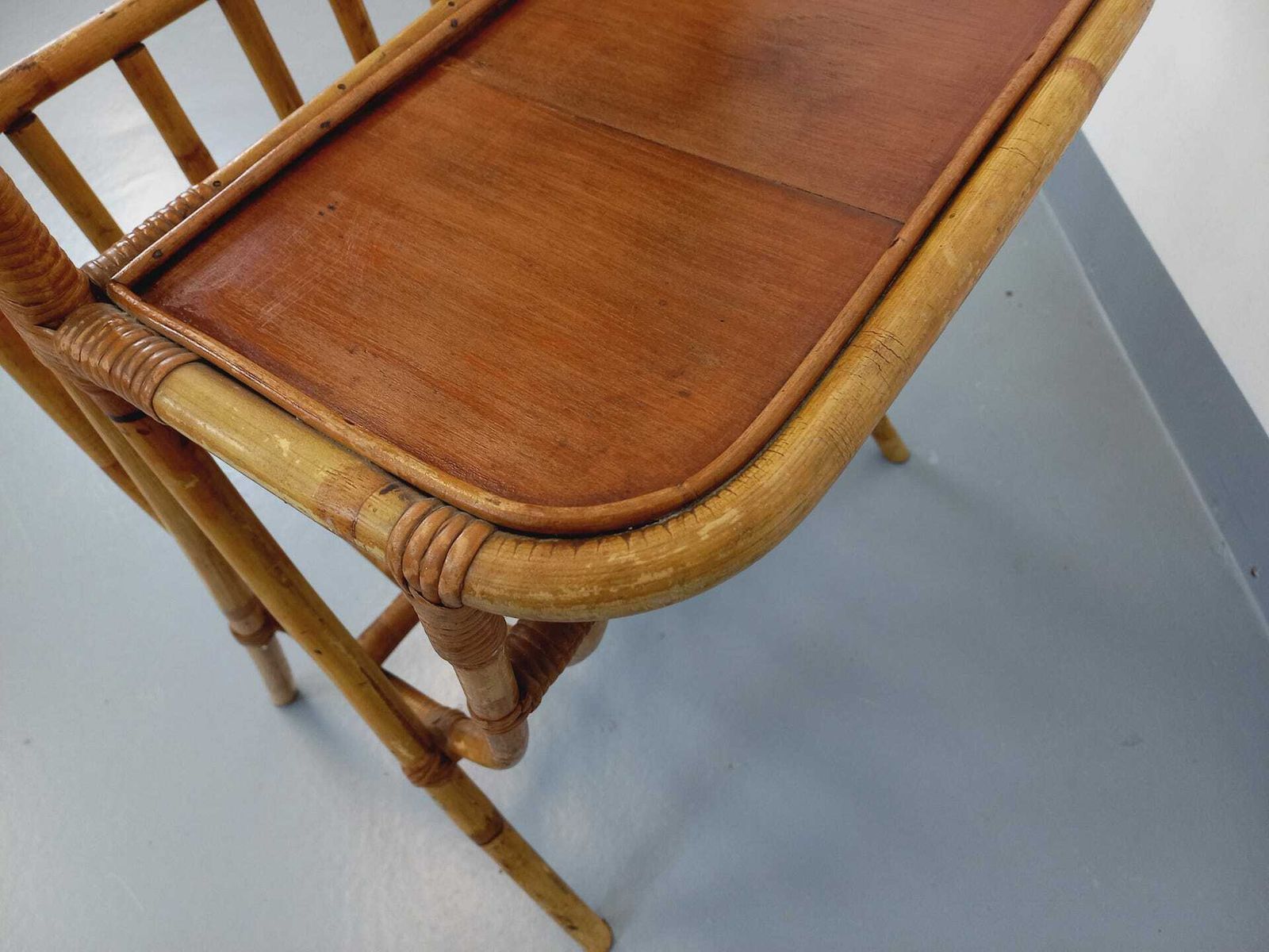 Bijzettafel met vintage rotan en houten tijdschriftenrek uit de jaren 60 photo 169.0