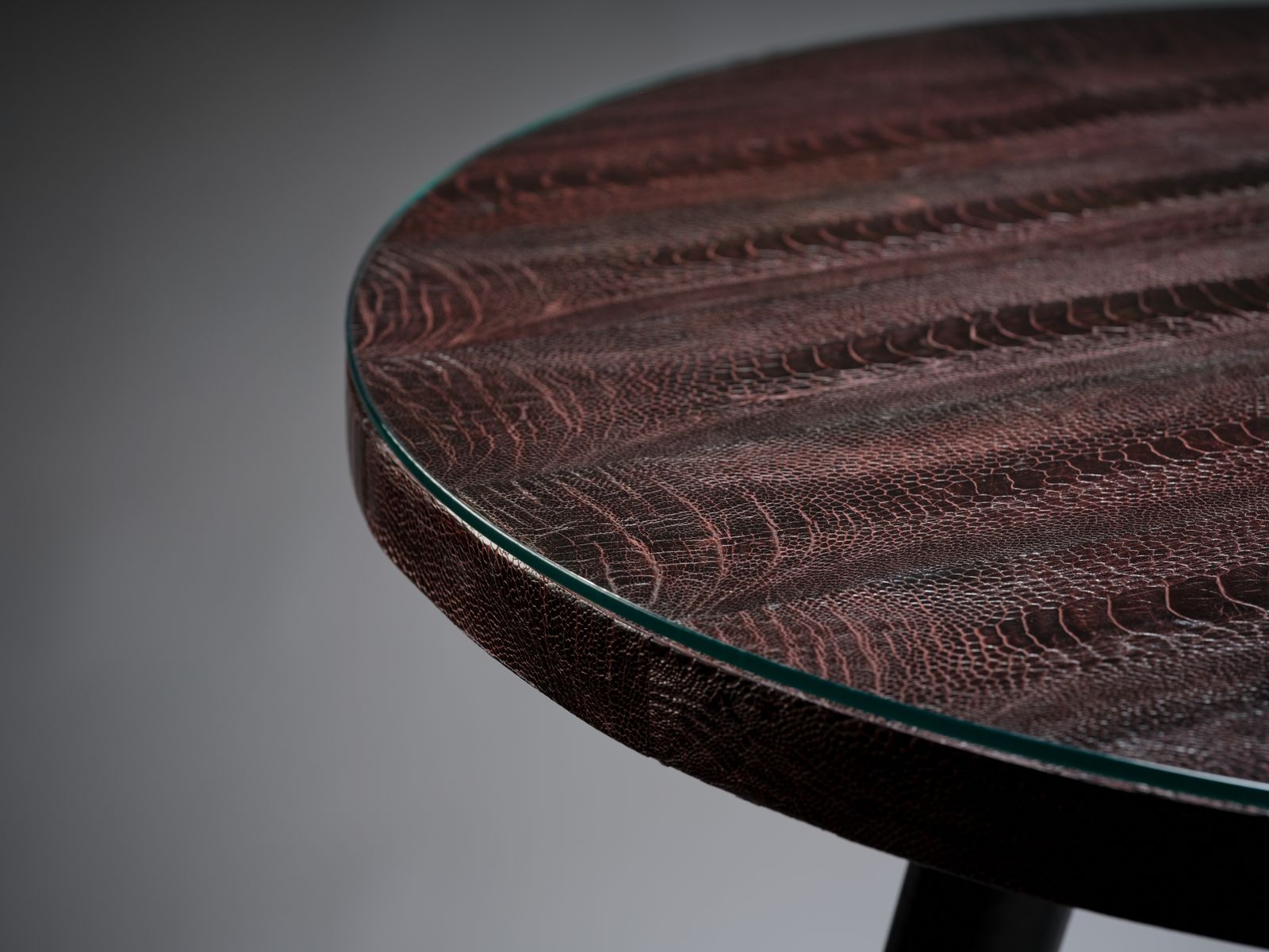 photo vintage Unique And Rare Aubergine Hand Dyed Boa Constrictor Snakeskin Table Resting On Black Hand Laced Leather Legs, South Africa Circa 1980's.