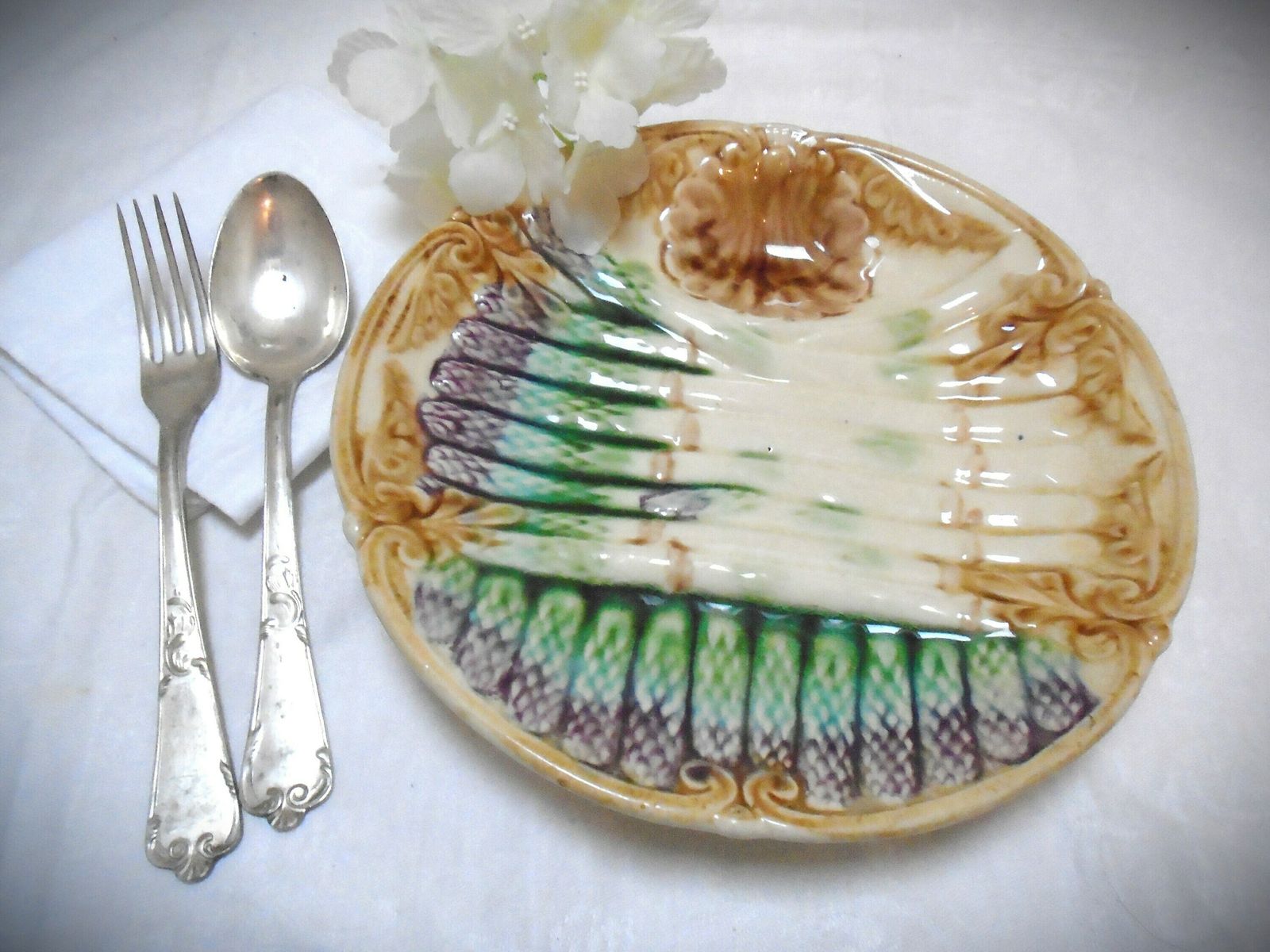 Assiette à asperges d'époque en barbotine majolique, vaisselle Onnaing, XIXe siècle photo Décoration