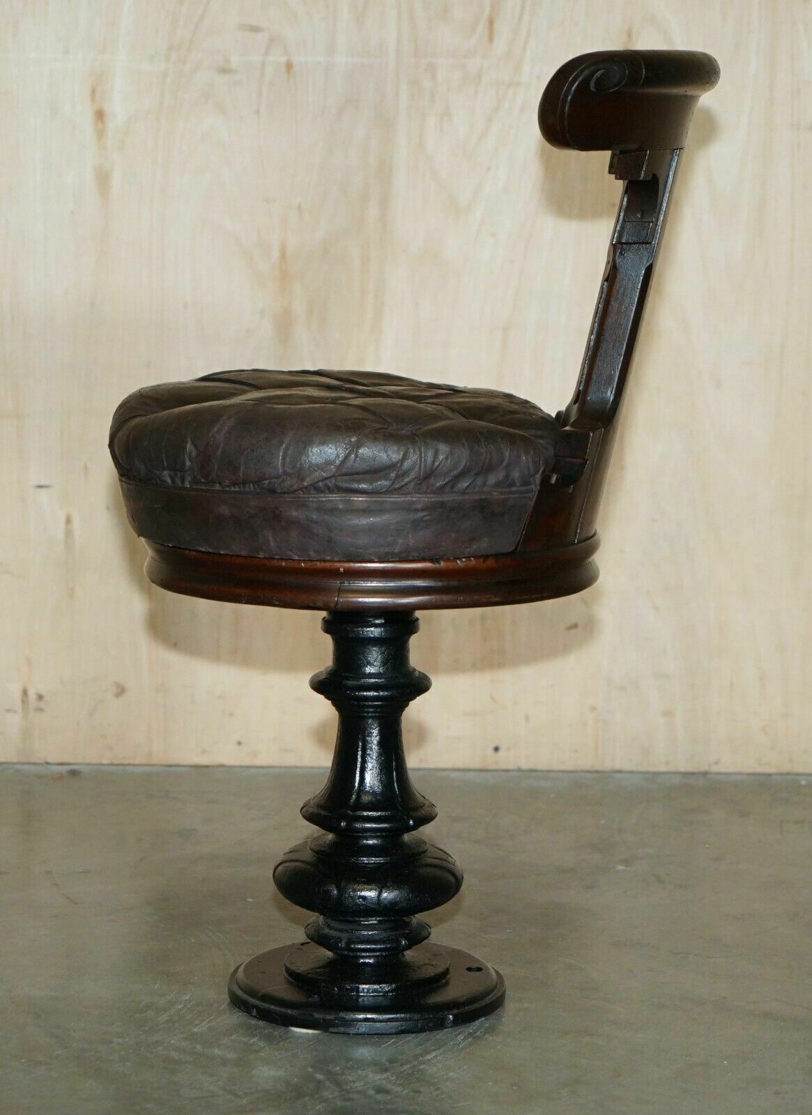photo vintage Antique Circa 1800 Ships Captains Chair With Royal Crown And Anchor Carved