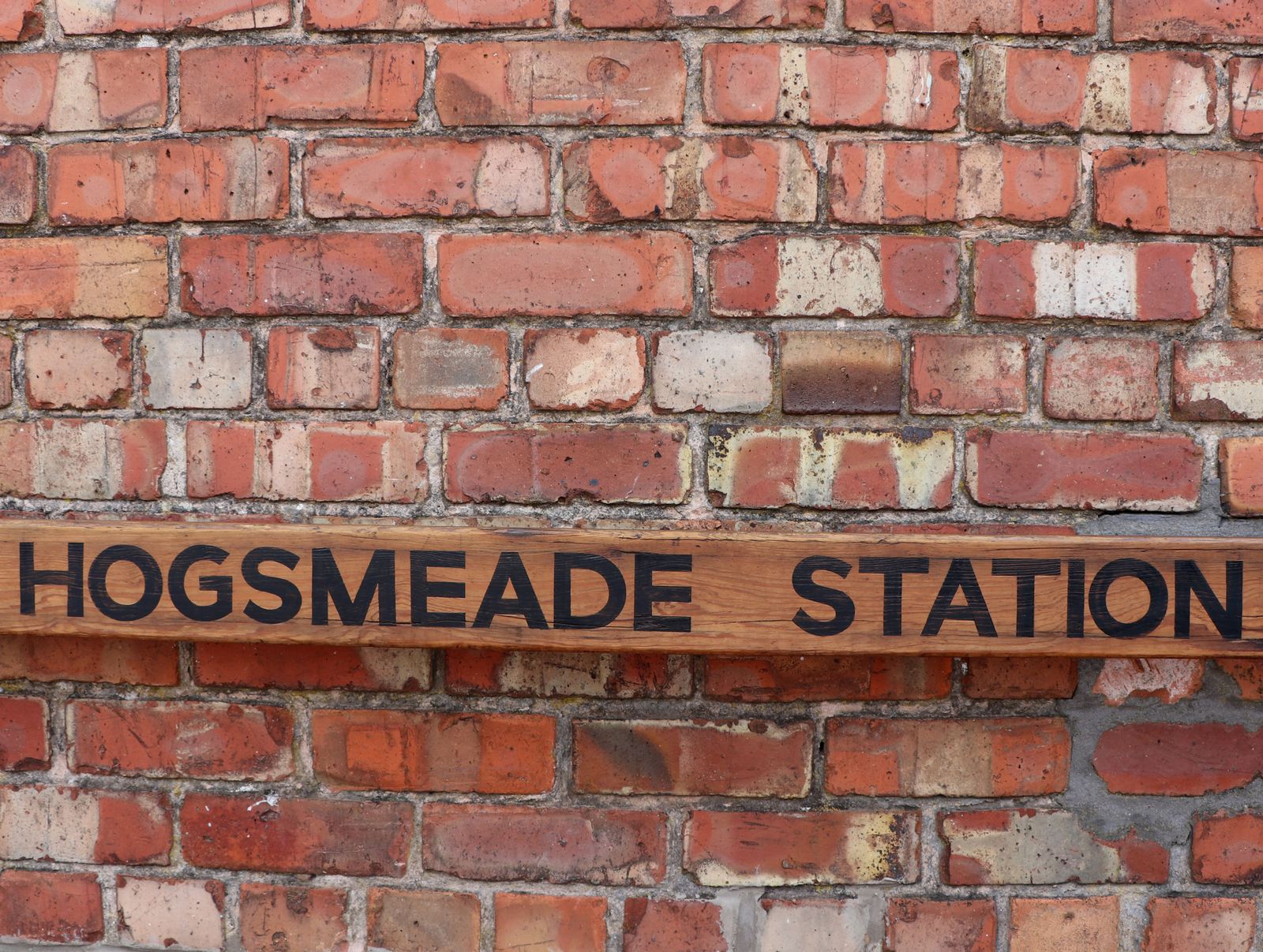 A Lovely Quality Wooden Railway Bench, Later Sign Written For Hogsmeade Station. photo vinterior