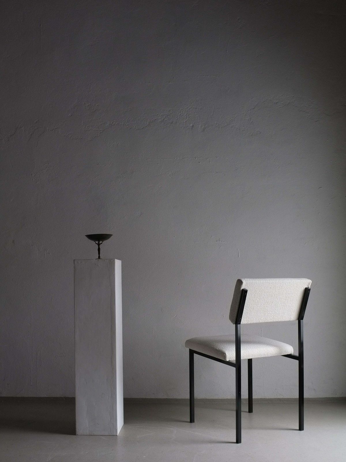 2 White Boucle Black Metal Chairs | Kembo | Vintage photo furniture
