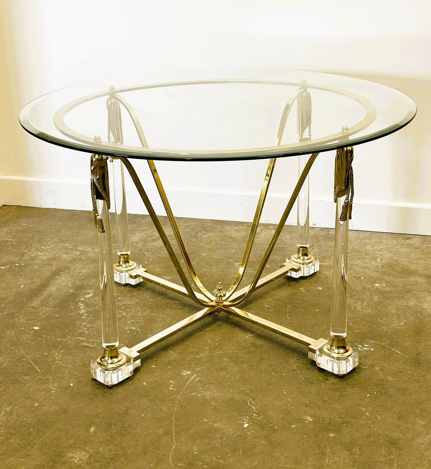 Eettafel Van Messing En Lucite Met Geslepen Glazen Blad, Italië, Ca. Jaren 1980.