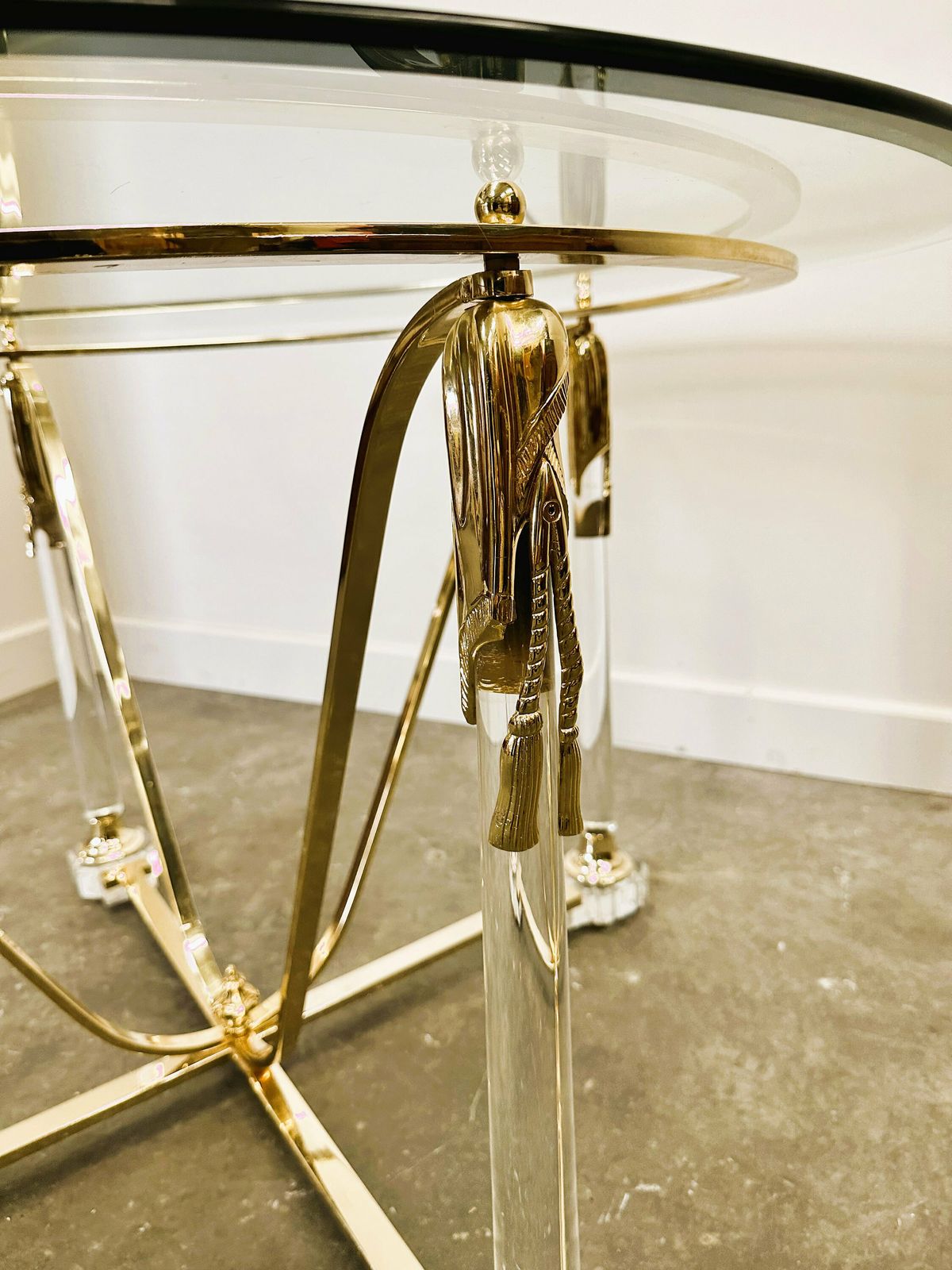Eettafel Van Messing En Lucite Met Geslepen Glazen Blad, Italië, Ca. Jaren 1980. photo Meubels