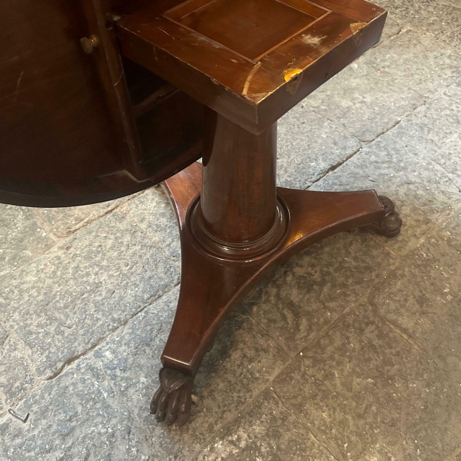 photo vinterior 1840s Empire Veneered Mahogany Wood Sicilian Round Tilt Top Table