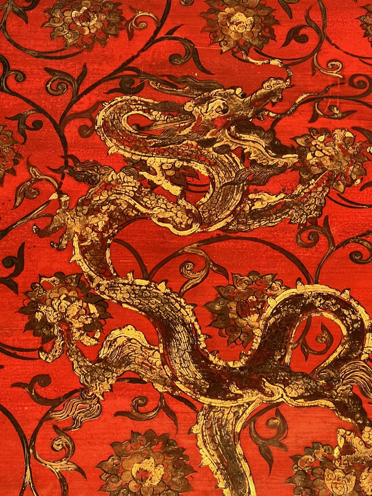 photo furniture Large Red Lacquered Lacquered Table With Gold Chinese Decor
