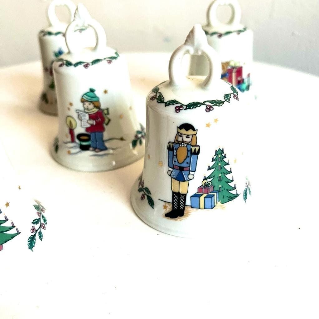 A Set Of 4 Christmas German Porcelain Christmas Bells/ Kaiser photo vinterior