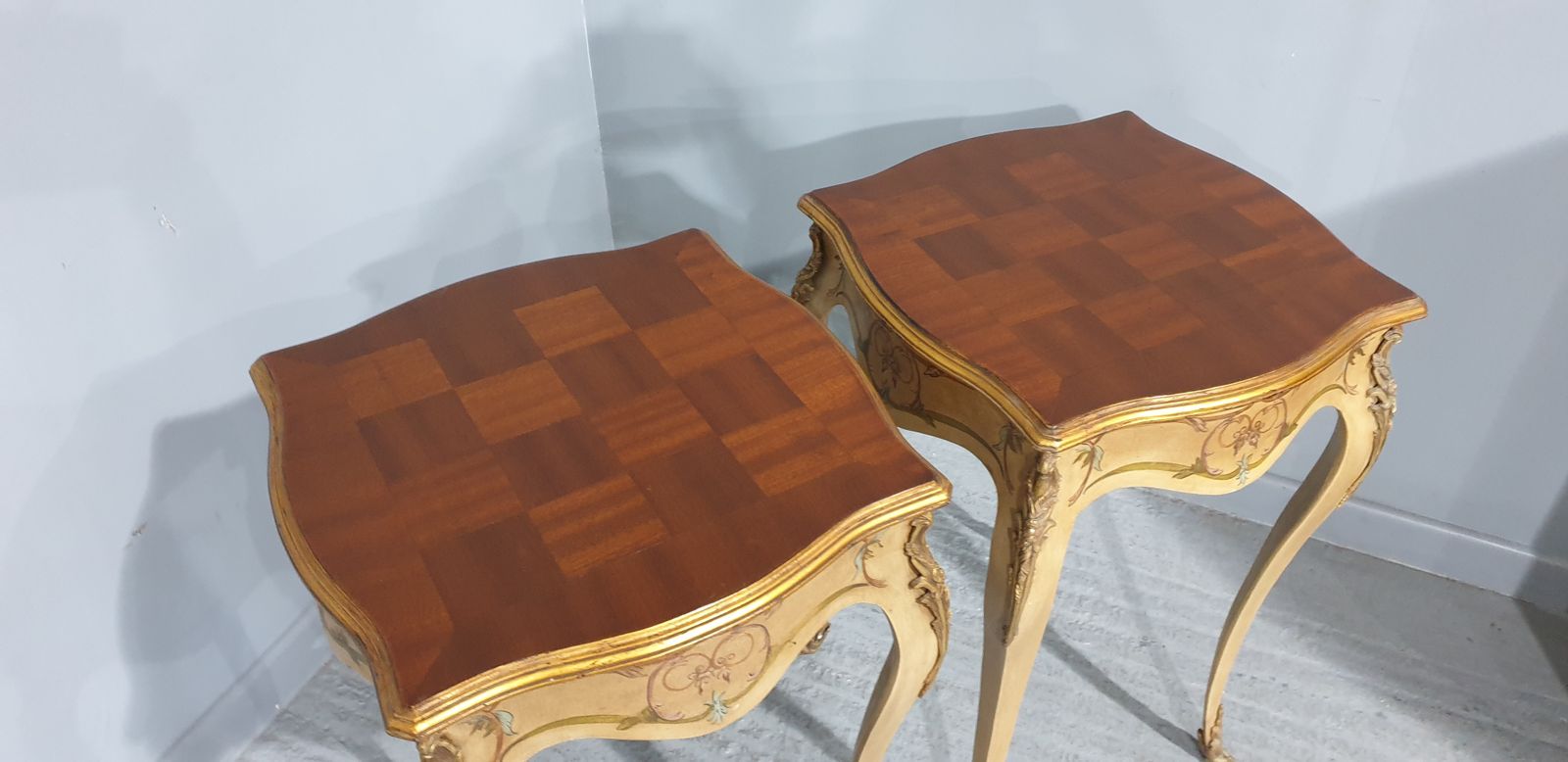 Super Pair French Painted Lamp Side Tables photo vinterior