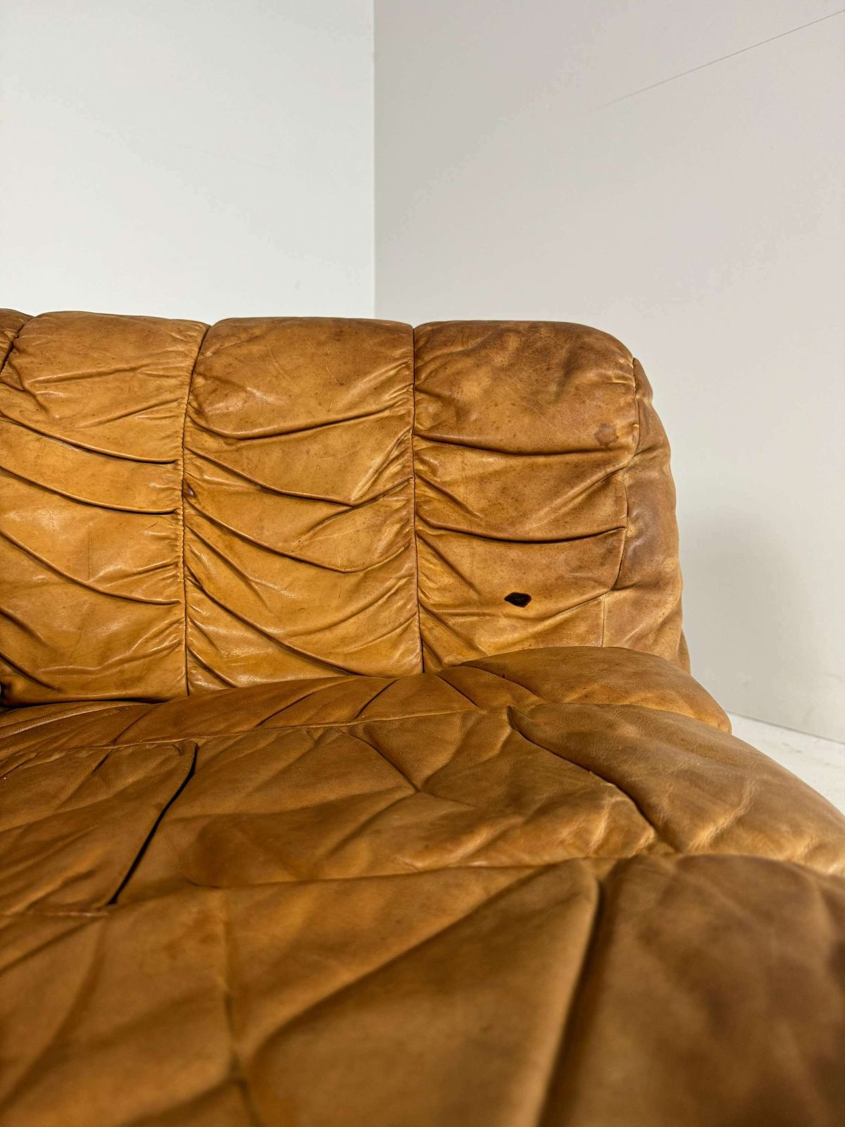 photo vinterior Mid Century Lounge Bank In Cognackleurig Leer En Eiken