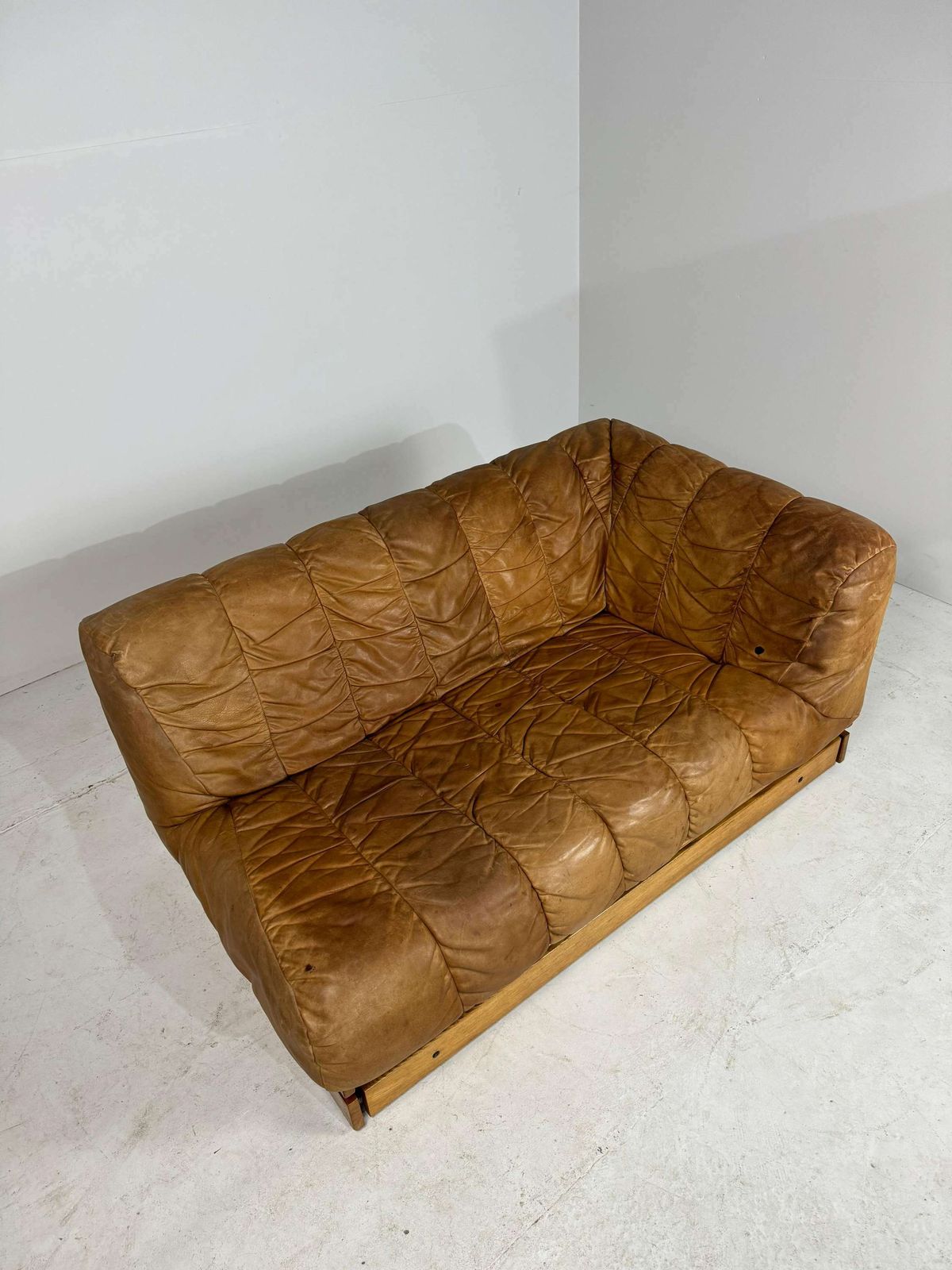 photo vintage Mid Century Lounge Bank In Cognackleurig Leer En Eiken