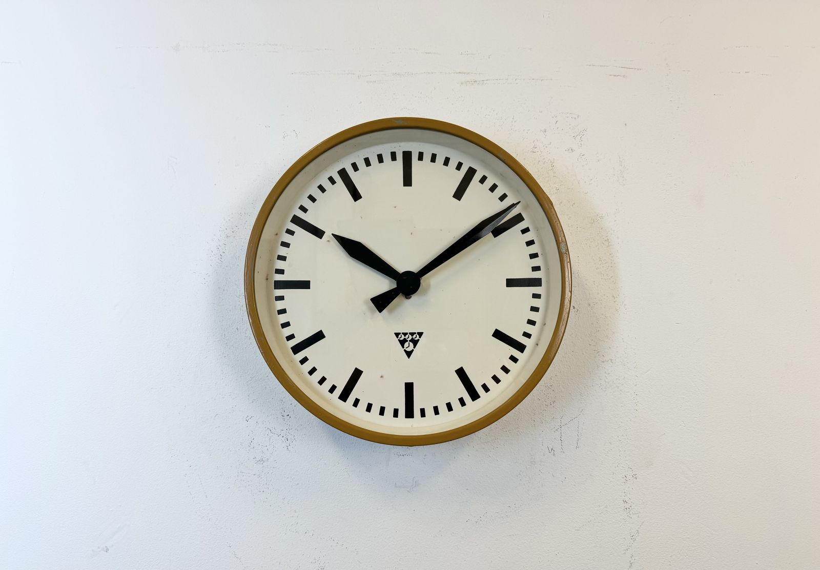 photo vintage Beige Industrial Factory Wall Clock From Pragotron, 1960s