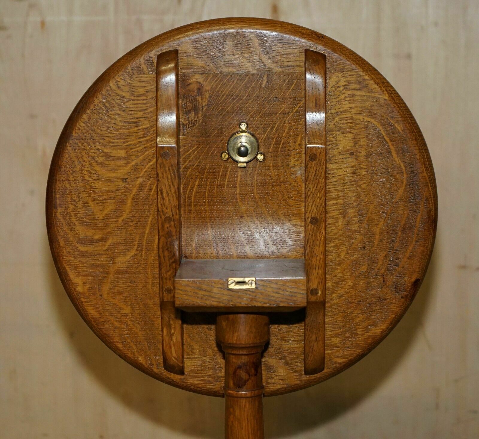 Exquisite Cira 1840 Antique Tiger Oak Cut Side End Lamp Tilt Top Tripod Table photo 1950.0