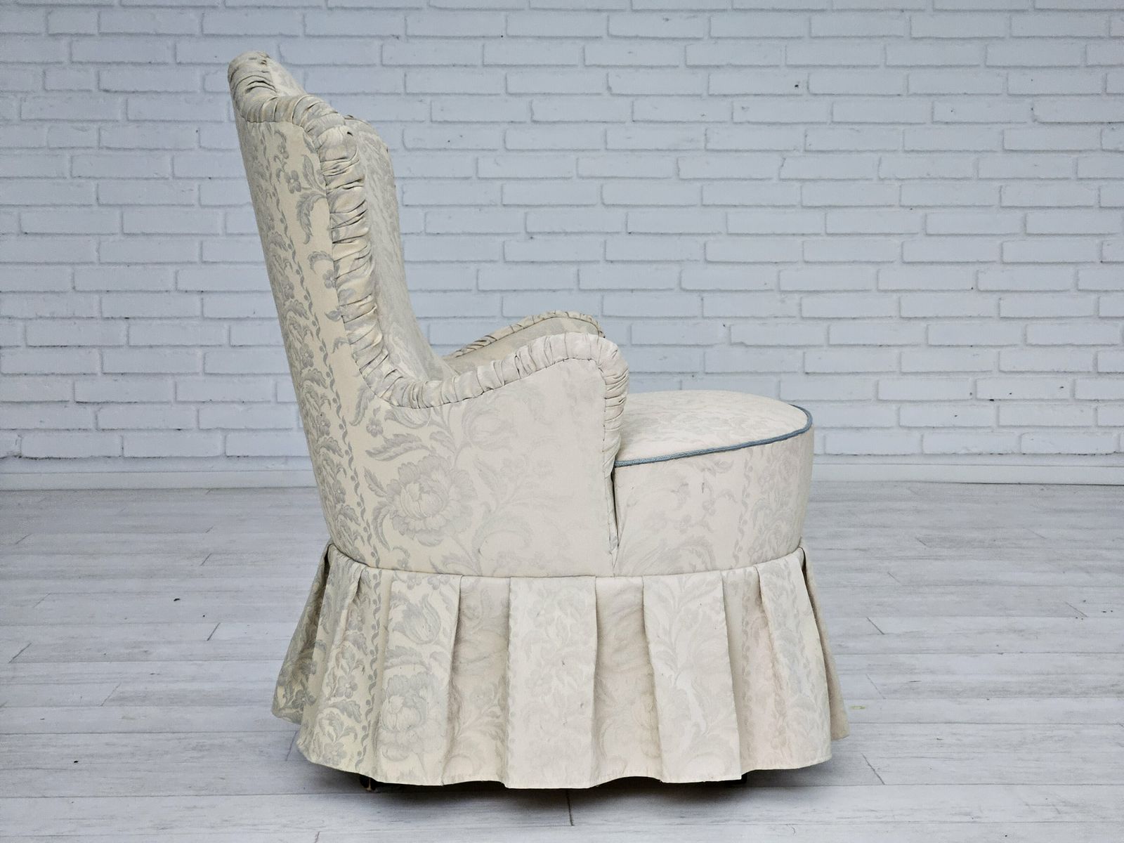 photo vintage 1950s, Danish Armchair, Reupholstered, Creamy/White Floral Fabric.