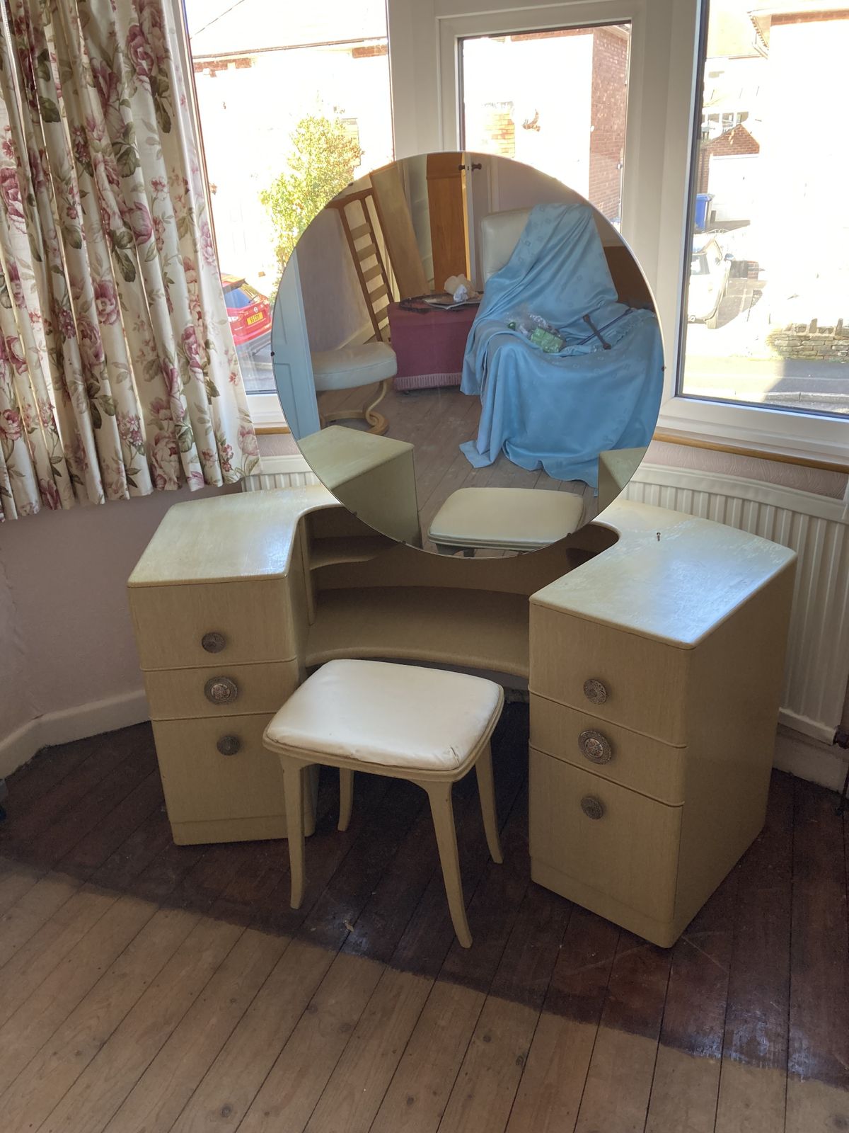 Elliot’s Of Newbury Dressing Table