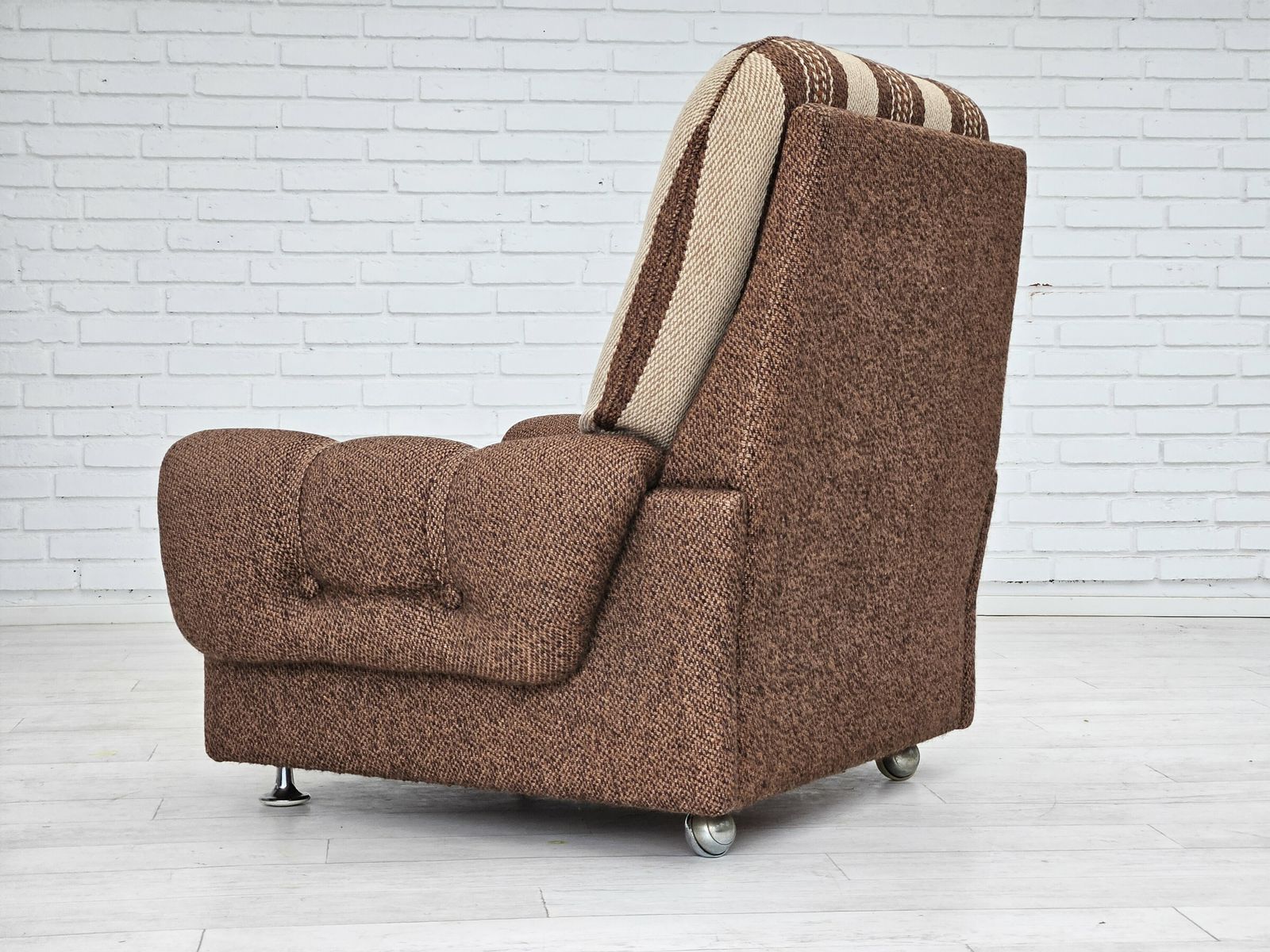 photo vintage 1970s, Danish Relax Chair, Original Wool Upholstery, Very Good Condition.