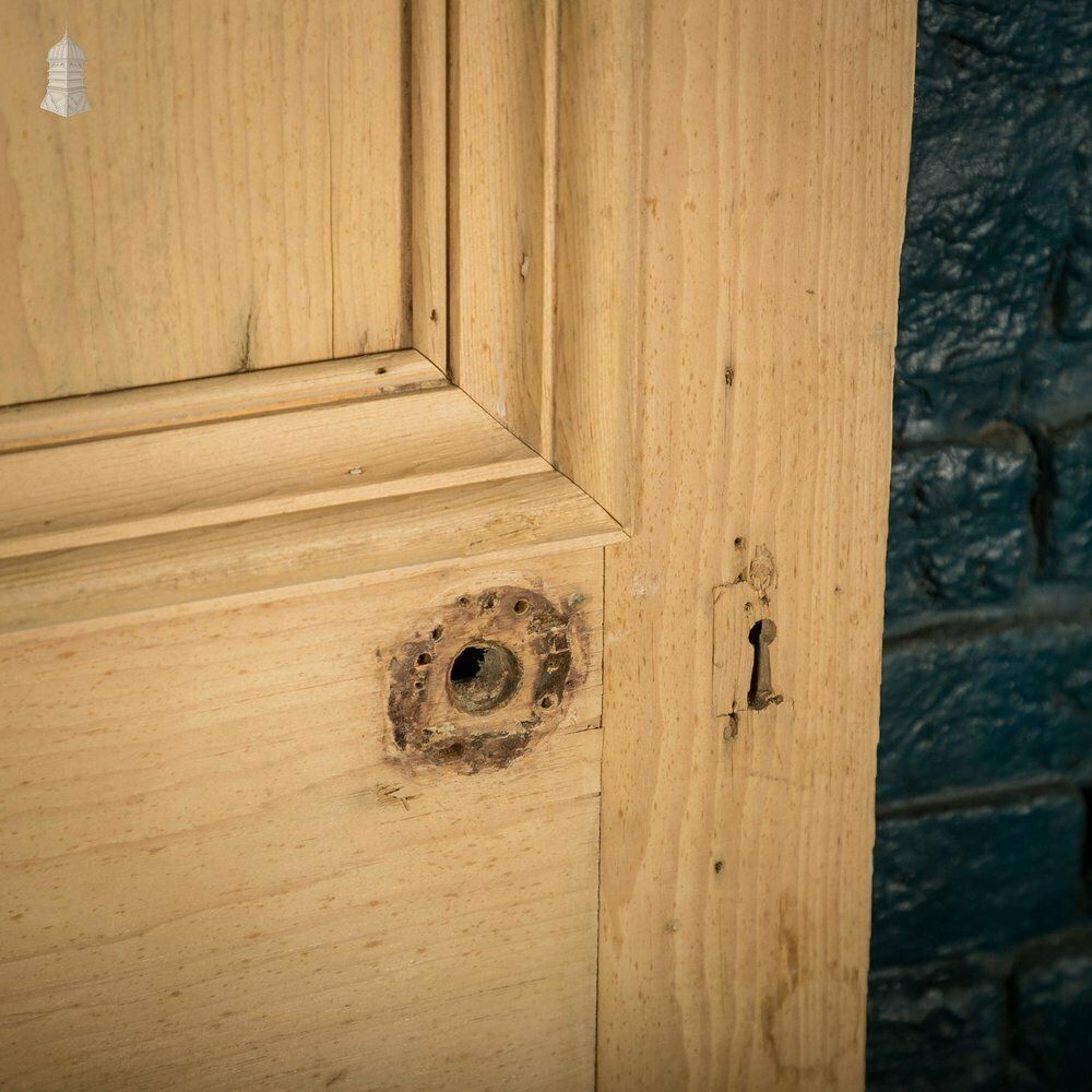 photo vintage Pine Panelled Door, 5 Moulded Panel