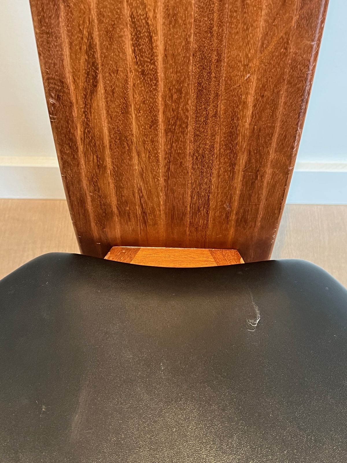 photo vinterior Pair Of Chairs In Exotic Wood And Leather. Scandinavian Work. Around 1970