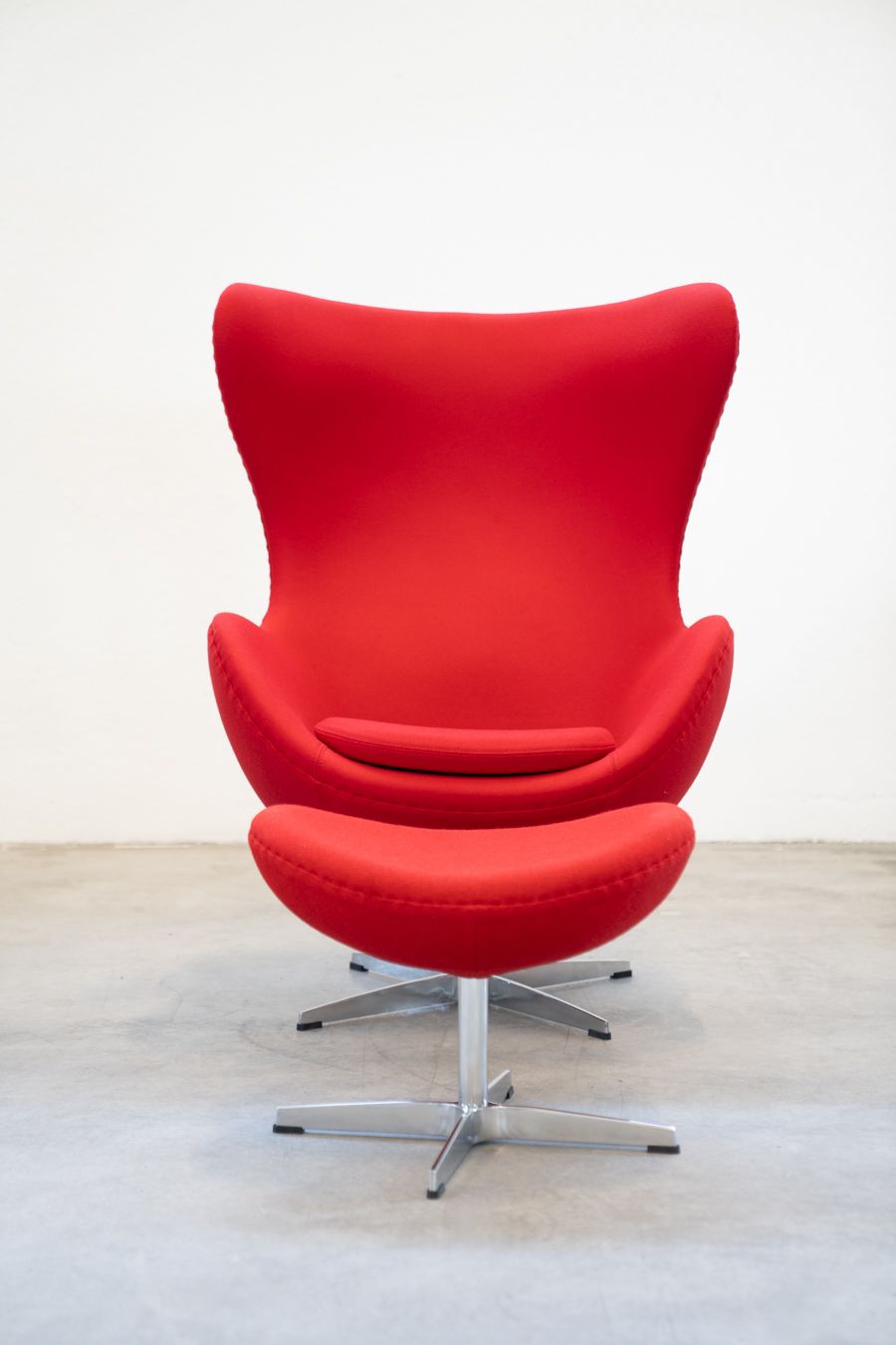 Riproduzione Poltrona Egg Chair Ispirata A Arne Jacobsen (1958) photo for sale