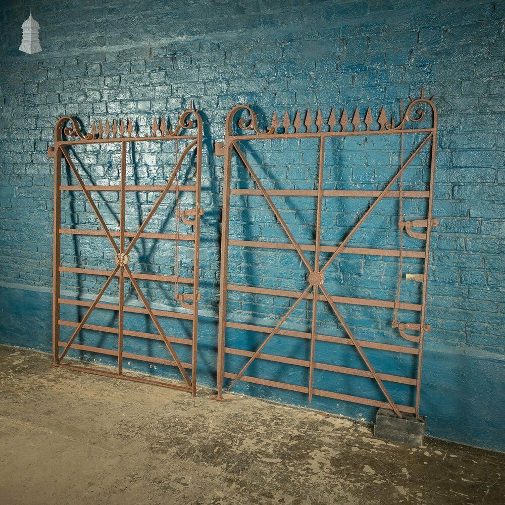 photo vinterior Equestrian Estate Gates, Pair Of 18th C Wrought Iron Spearhead Design Gates