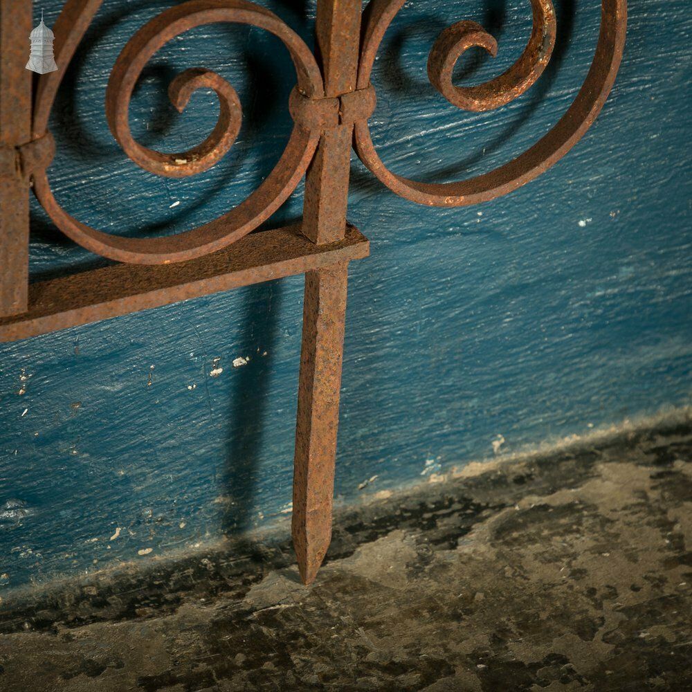 photo vinterior Wall Top Railing, Wrought Iron Scroll Design Panel