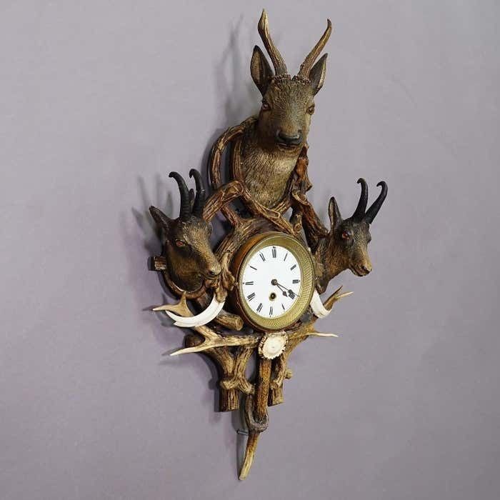 photo vintage Antique Cabin Antler Wall Clock With Deer And Chamois Austria Ca. 1900