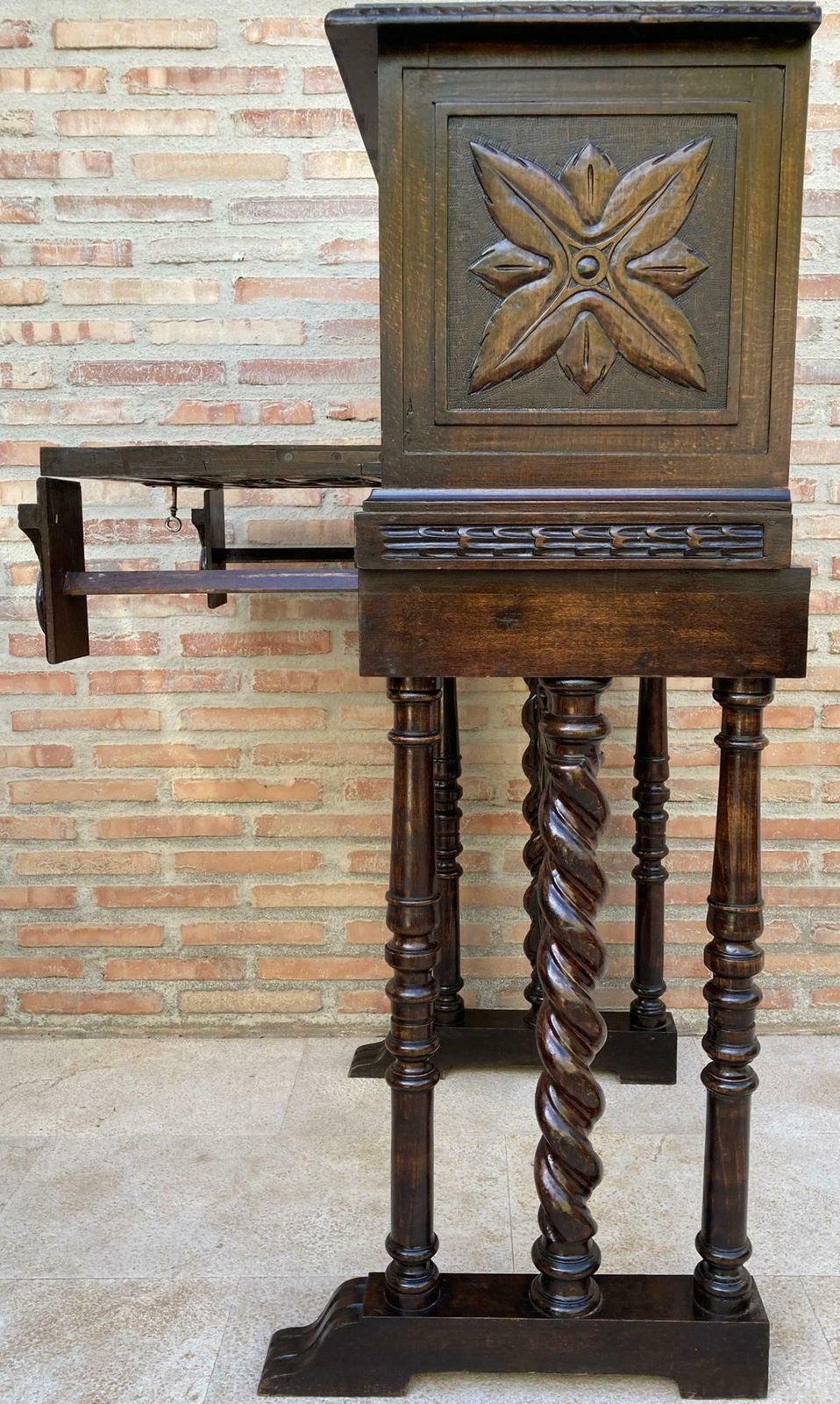 Cabinet bar espagnol Renaissance d'époque en chêne, 1890 photo vinterior