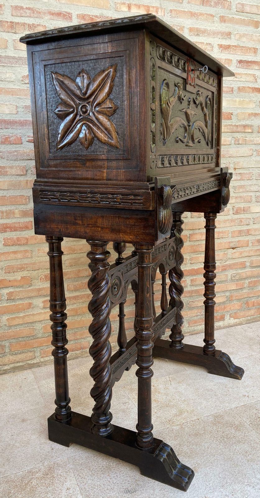 Cabinet bar espagnol Renaissance d'époque en chêne, 1890 photo buy