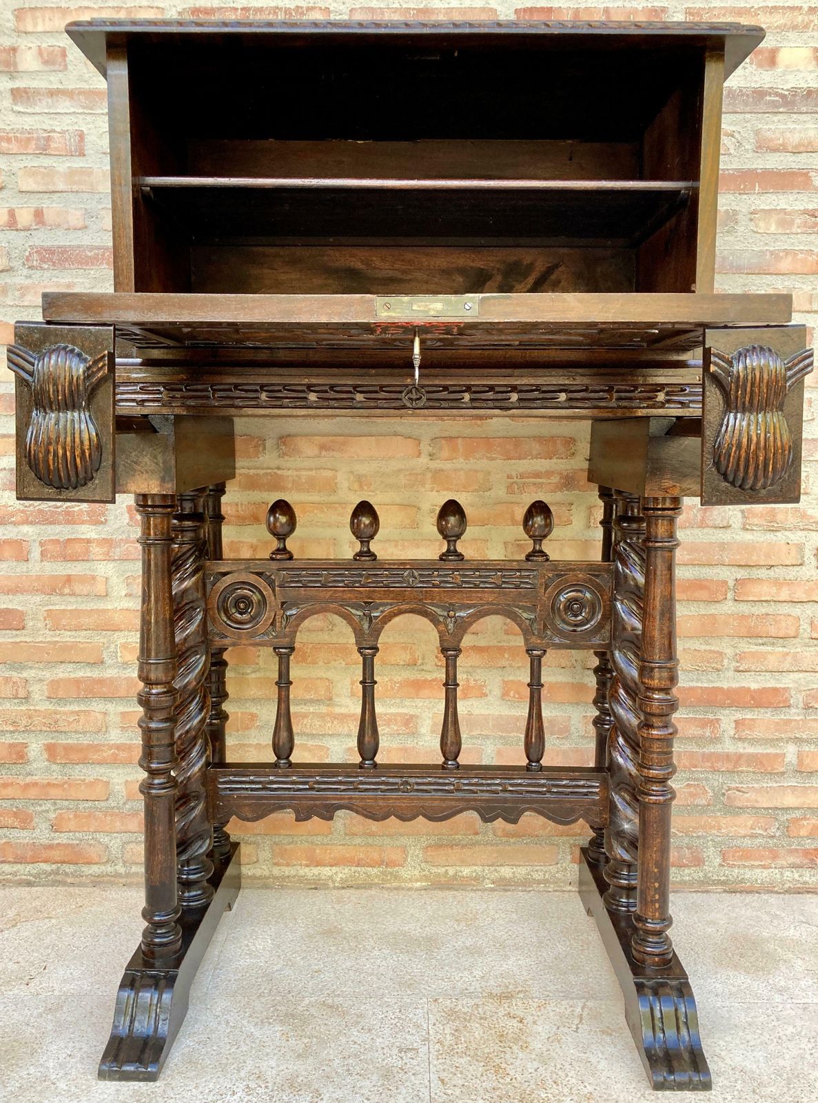 Mobilier Cabinet bar espagnol Renaissance d'époque en chêne, 1890 photo