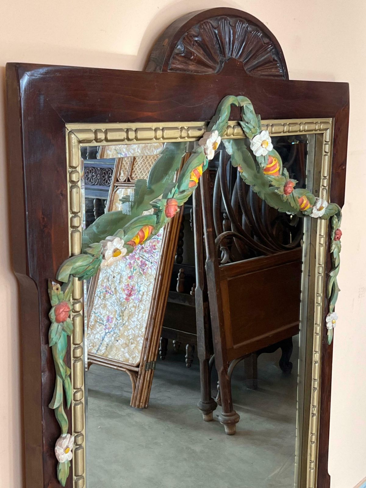 Miroir mural français en bois du début du XXe siècle, guirlande de fleurs peinte photo for sale