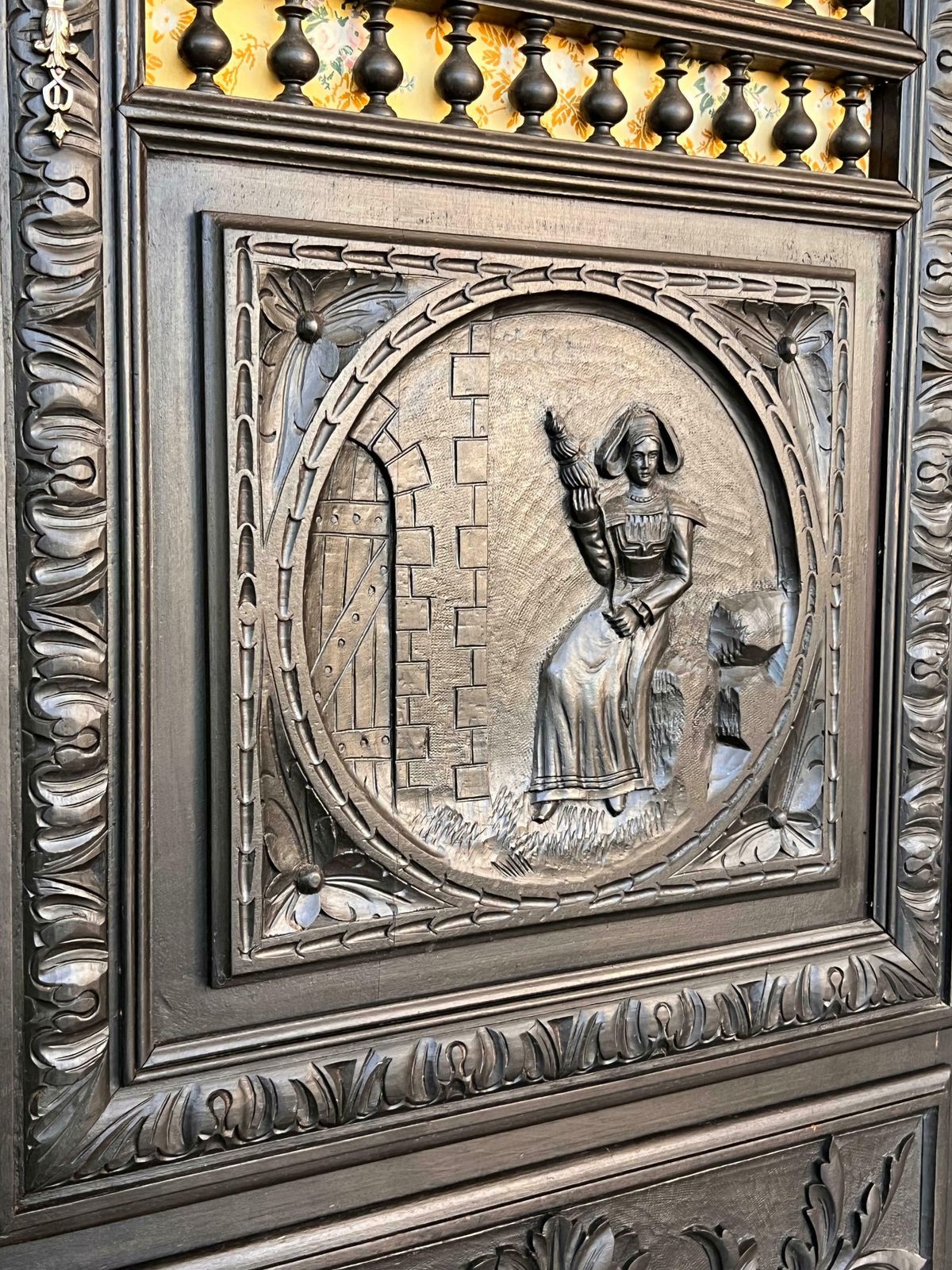 photo furniture Armoire Renaissance française à un vantail sculpté et tiroir