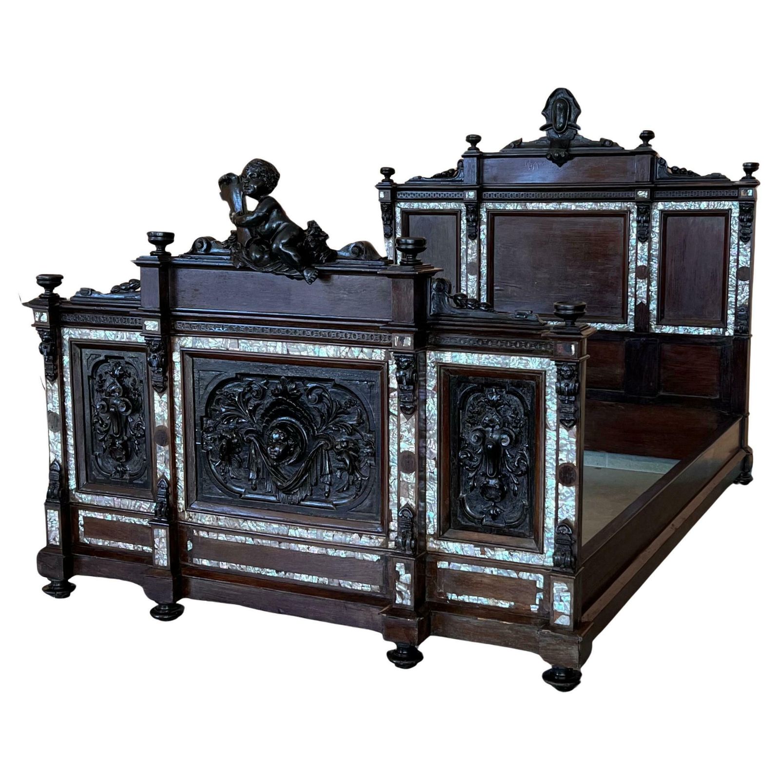 Lit français Napoléon III en bois ébénisé noir sculpté aux chérubins