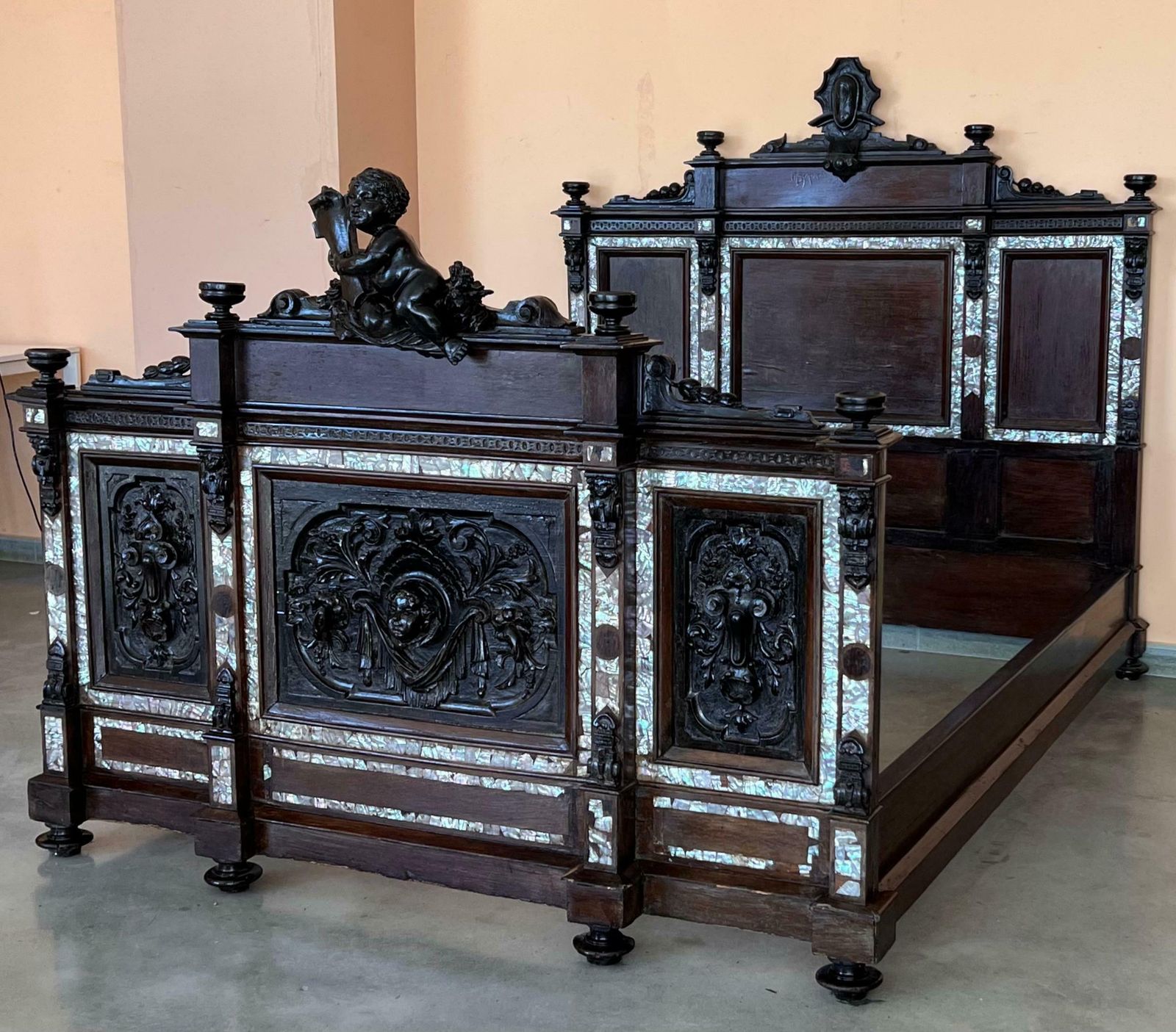Lit français Napoléon III en bois ébénisé noir sculpté aux chérubins photo furniture