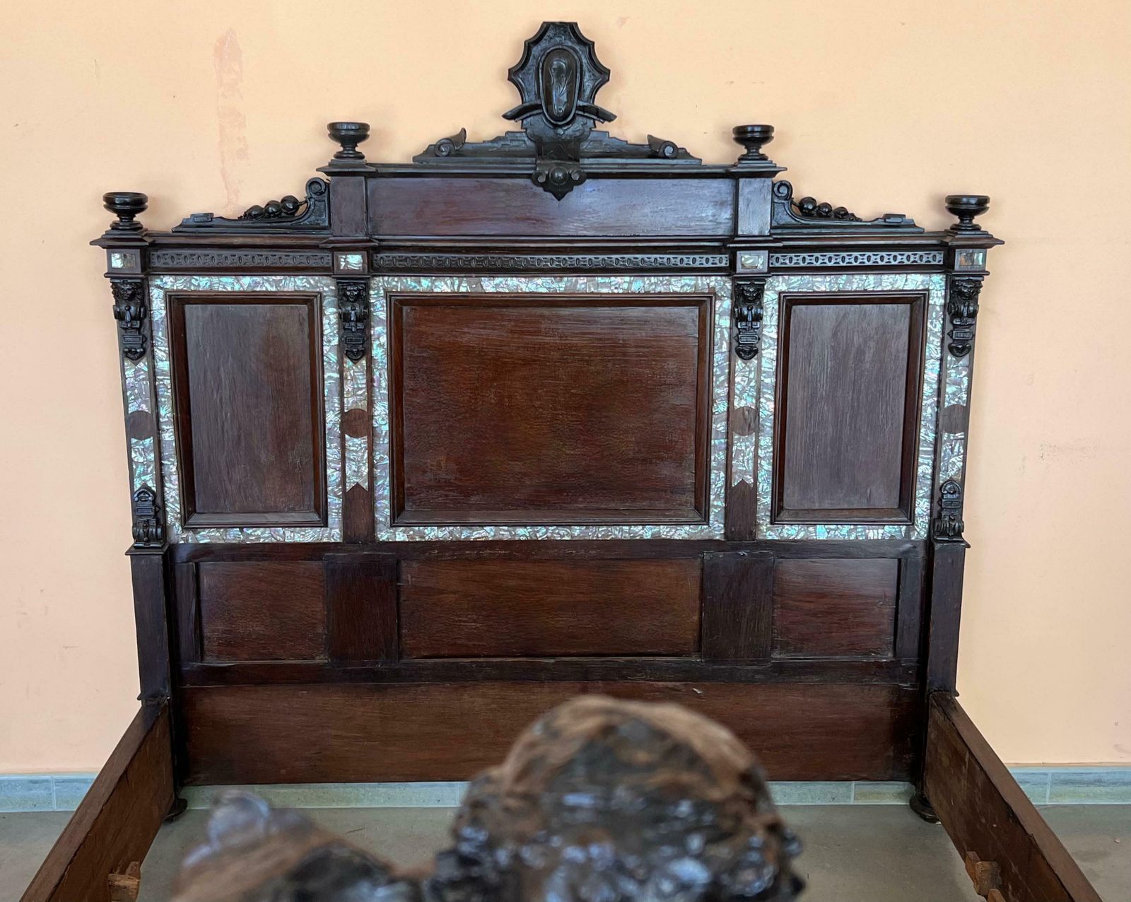 Lit français Napoléon III en bois ébénisé noir sculpté aux chérubins photo vinterior
