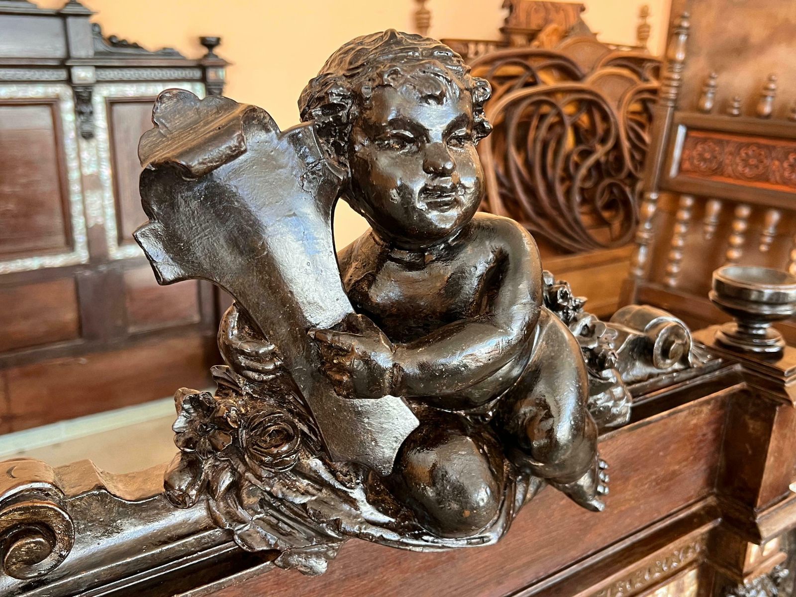 18587.0 Lit français Napoléon III en bois ébénisé noir sculpté aux chérubins photo