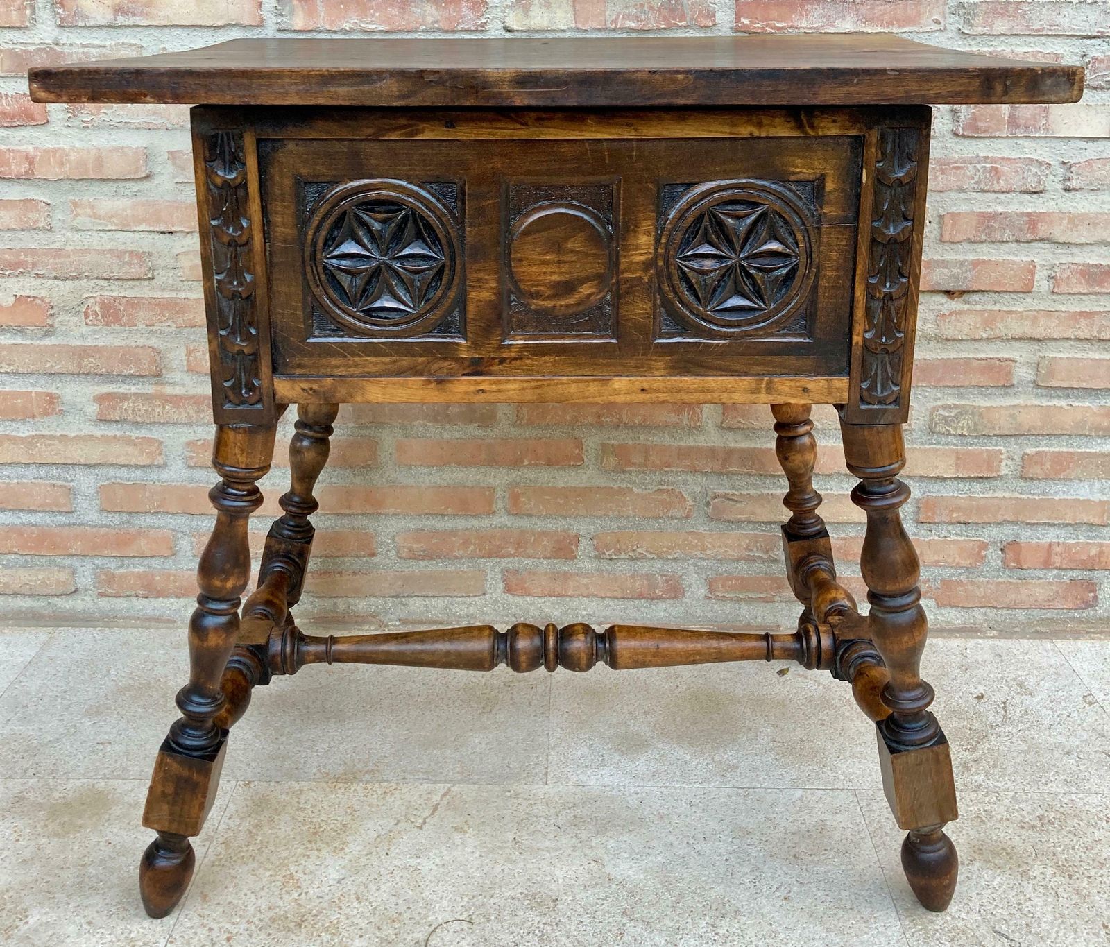 Table d'appoint baroque espagnole d'époque en noyer, structure sculptée, années 1890 photo for sale