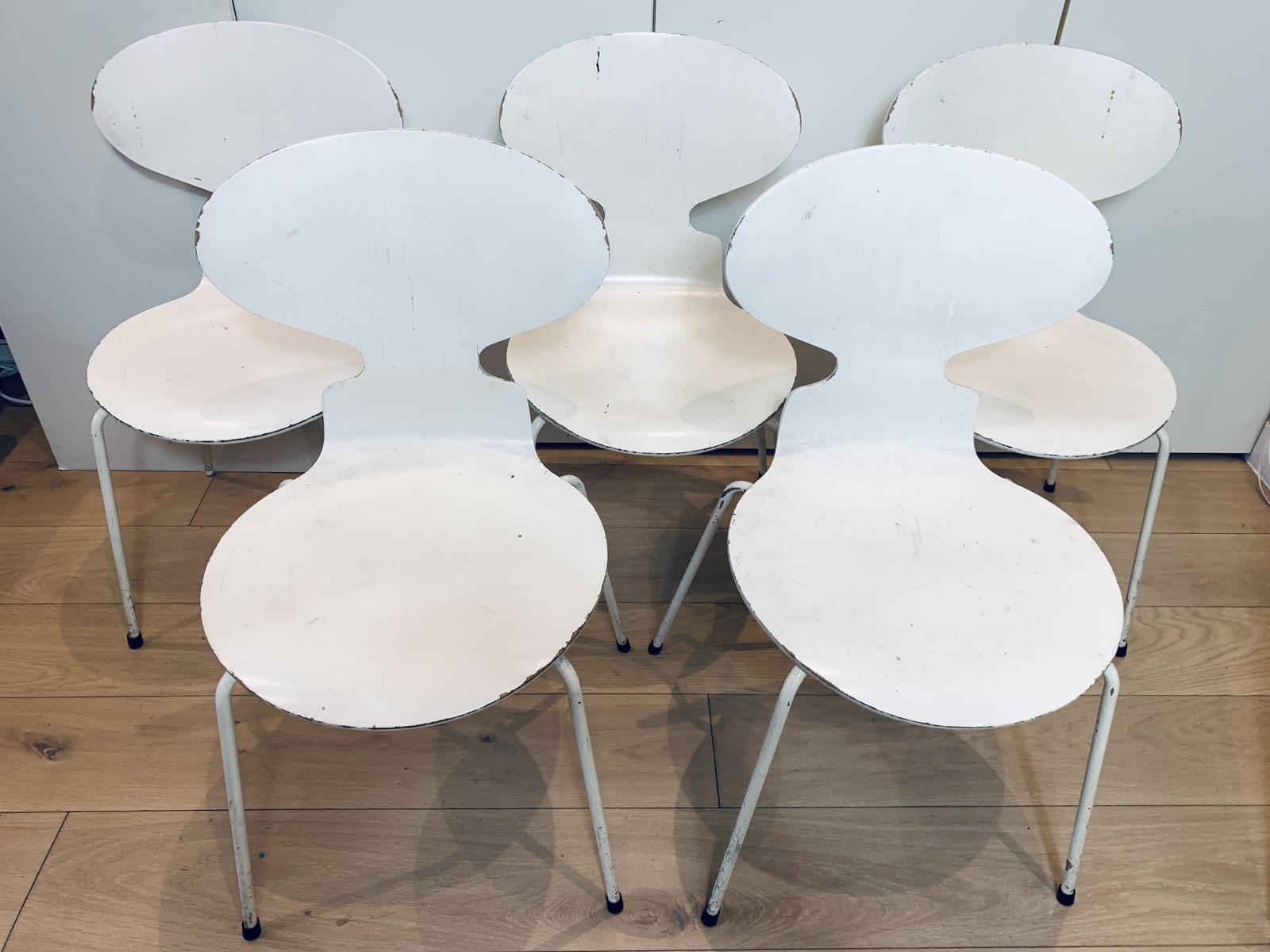 6 Arne Jacobsen (Fritz Hansen) White Ant Chairs W 4 Legs From 1986 photo 880.0